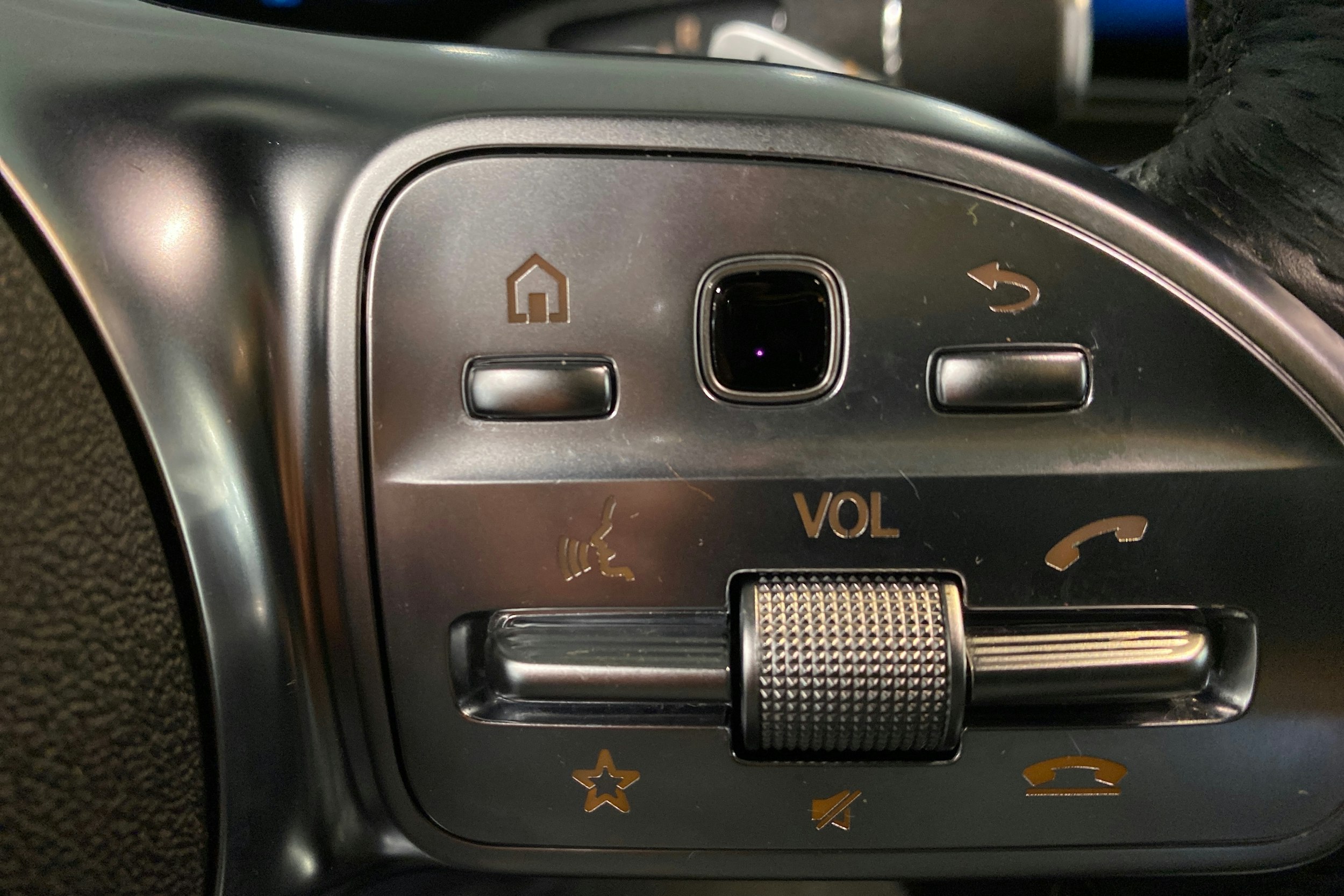 harmaa Mercedes-Benz EQC 2021 kuva 22.