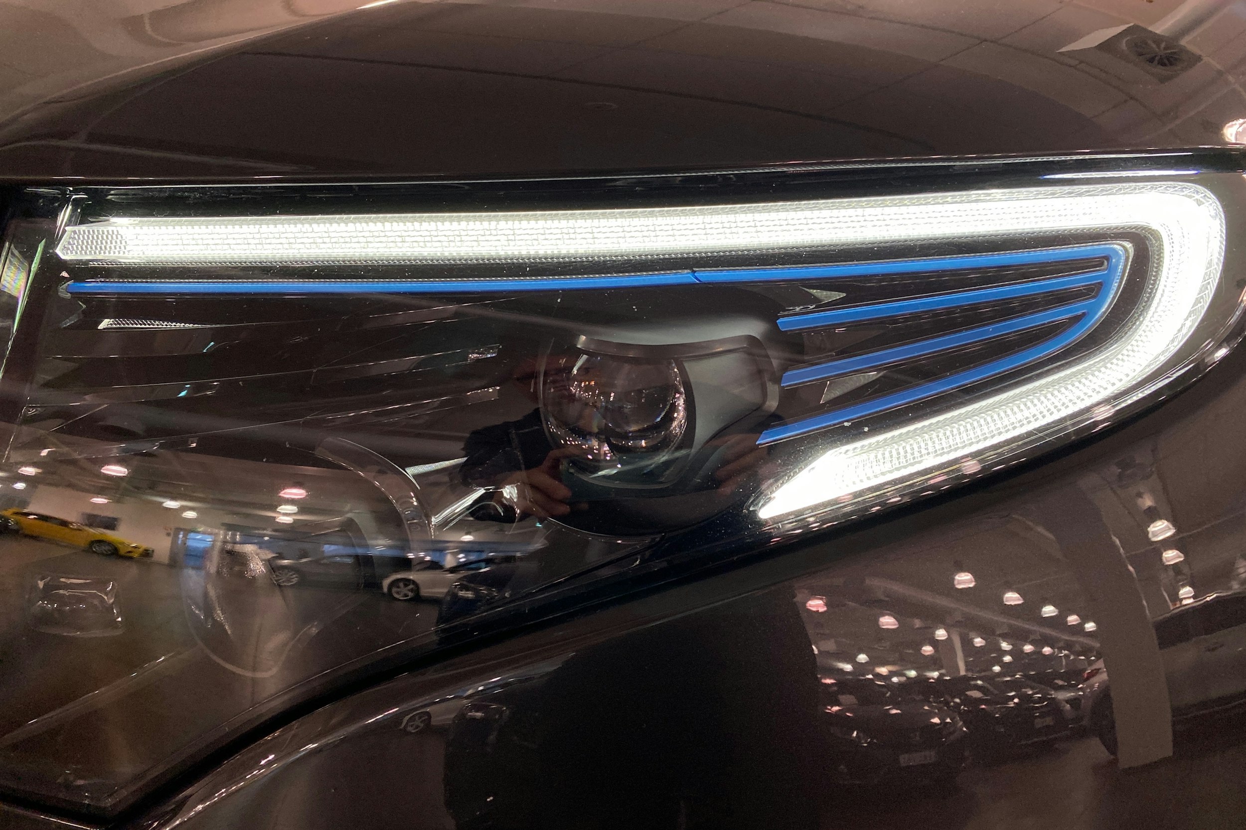 harmaa Mercedes-Benz EQC 2021 kuva 28.