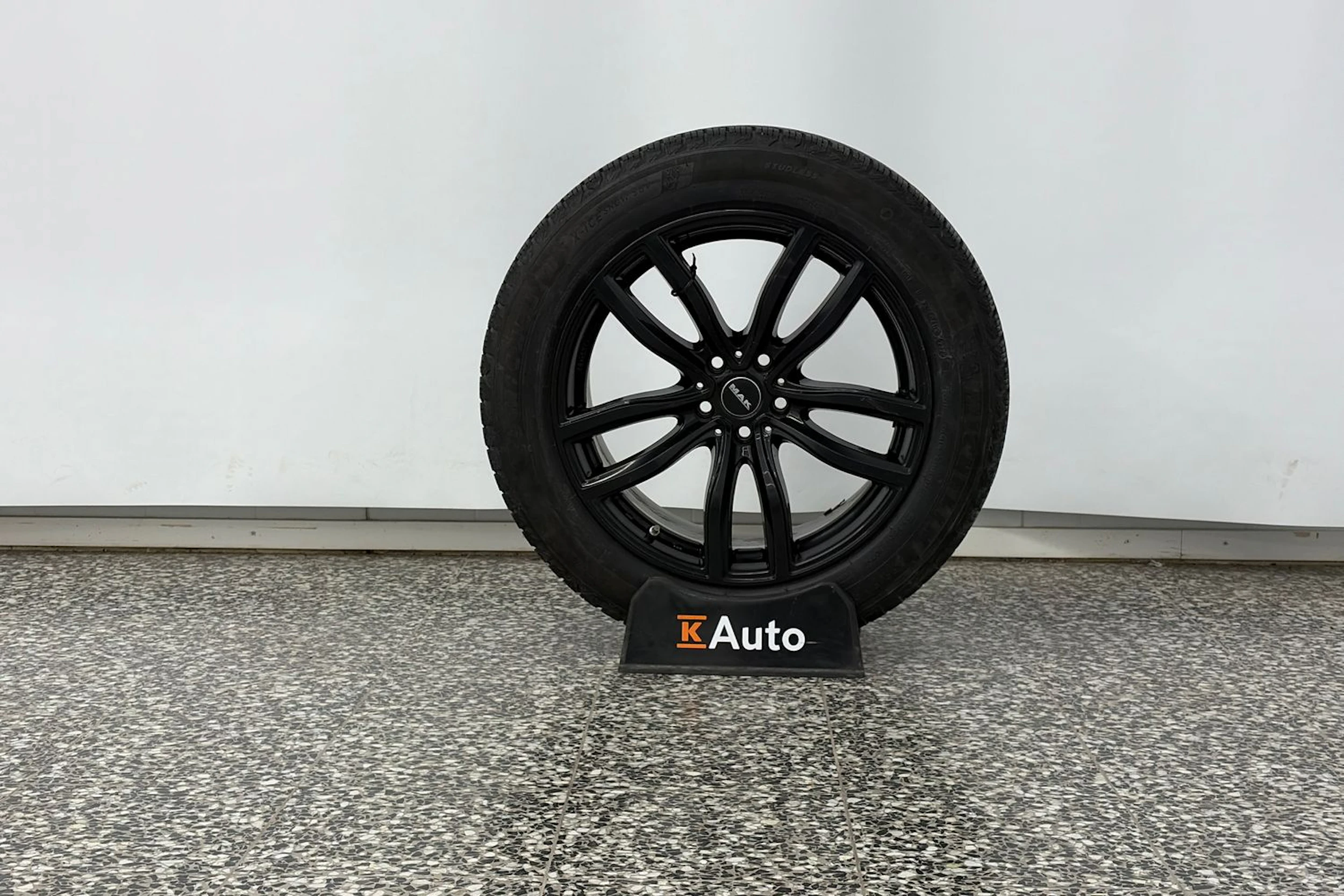 valkoinen Mercedes-Benz EQC 2021 kuva 13.