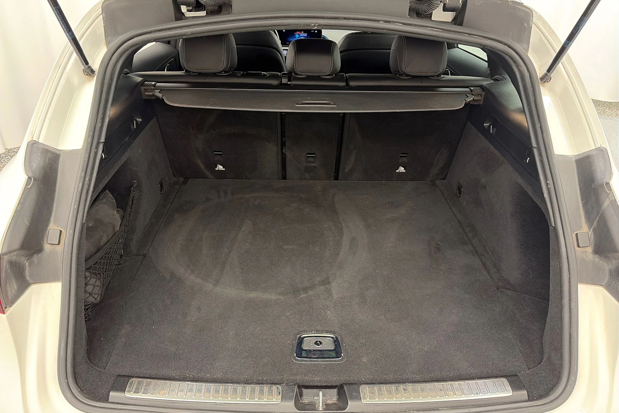 valkoinen Mercedes-Benz EQC 2021 kuva 15.