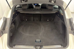 valkoinen Mercedes-Benz EQC 2021 kuva 15.