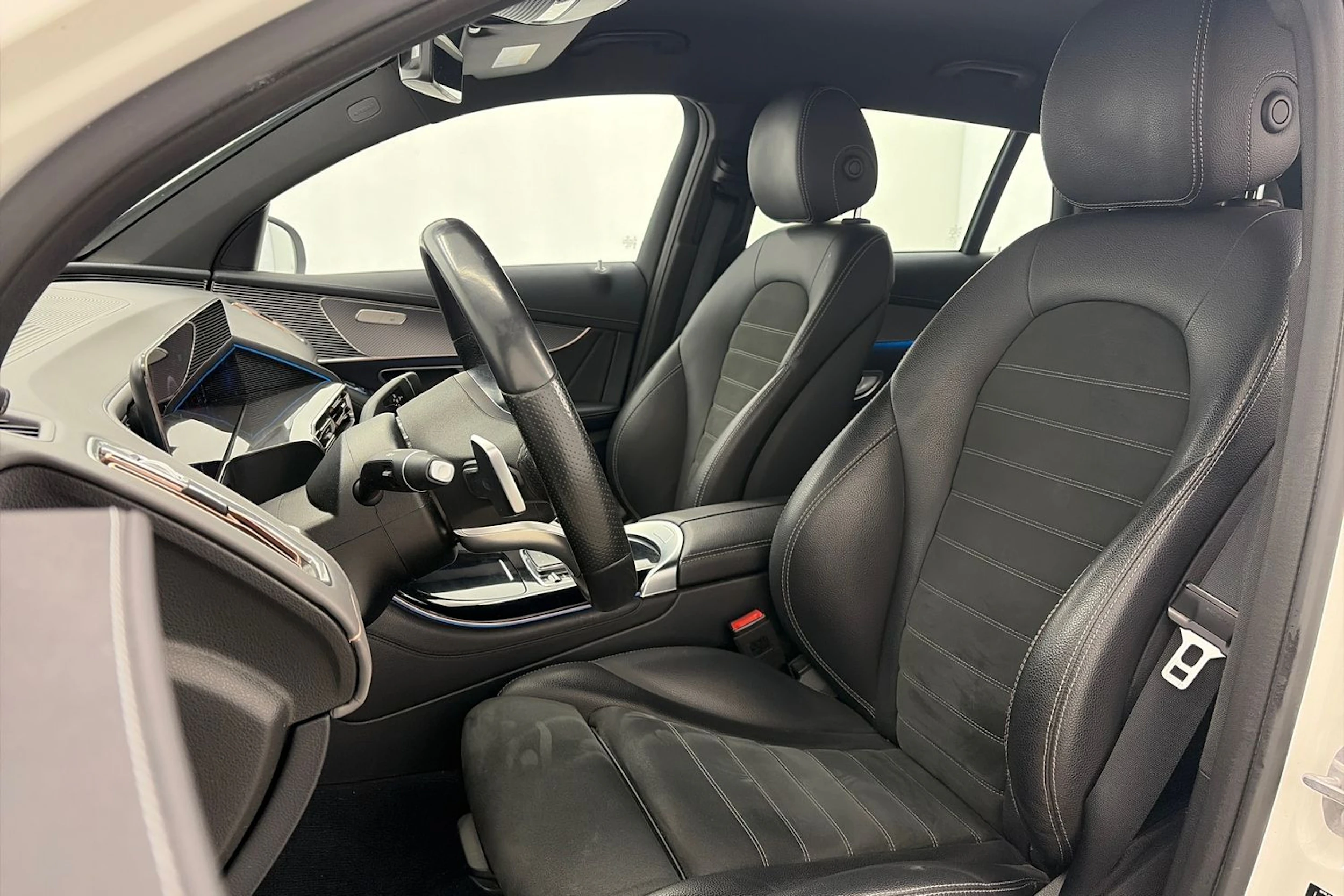 valkoinen Mercedes-Benz EQC 2021 kuva 18.
