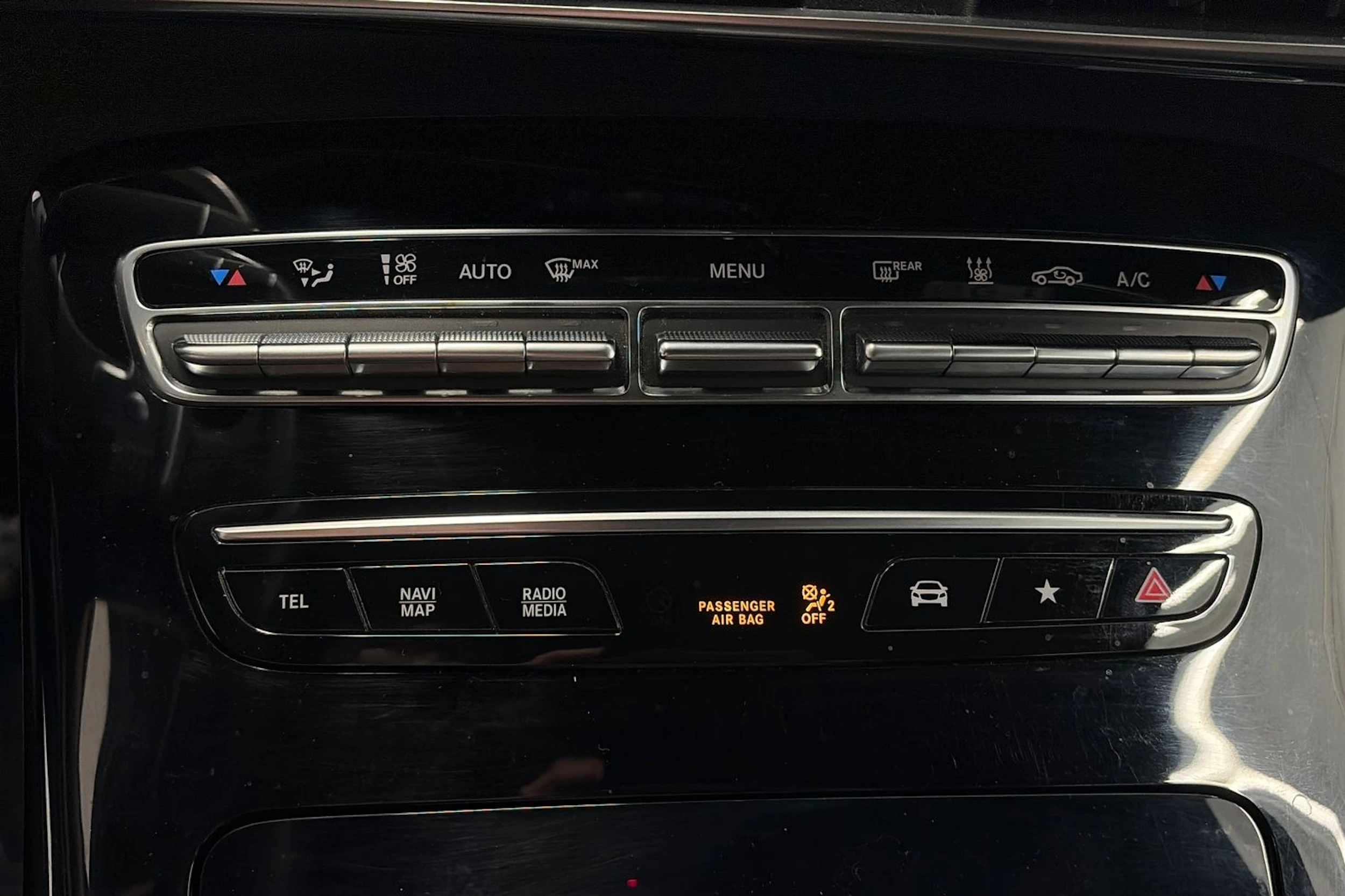 valkoinen Mercedes-Benz EQC 2021 kuva 28.