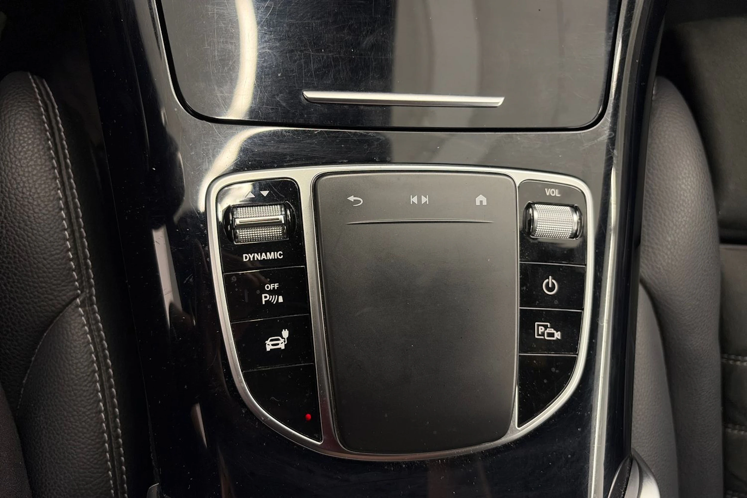 valkoinen Mercedes-Benz EQC 2021 kuva 30.