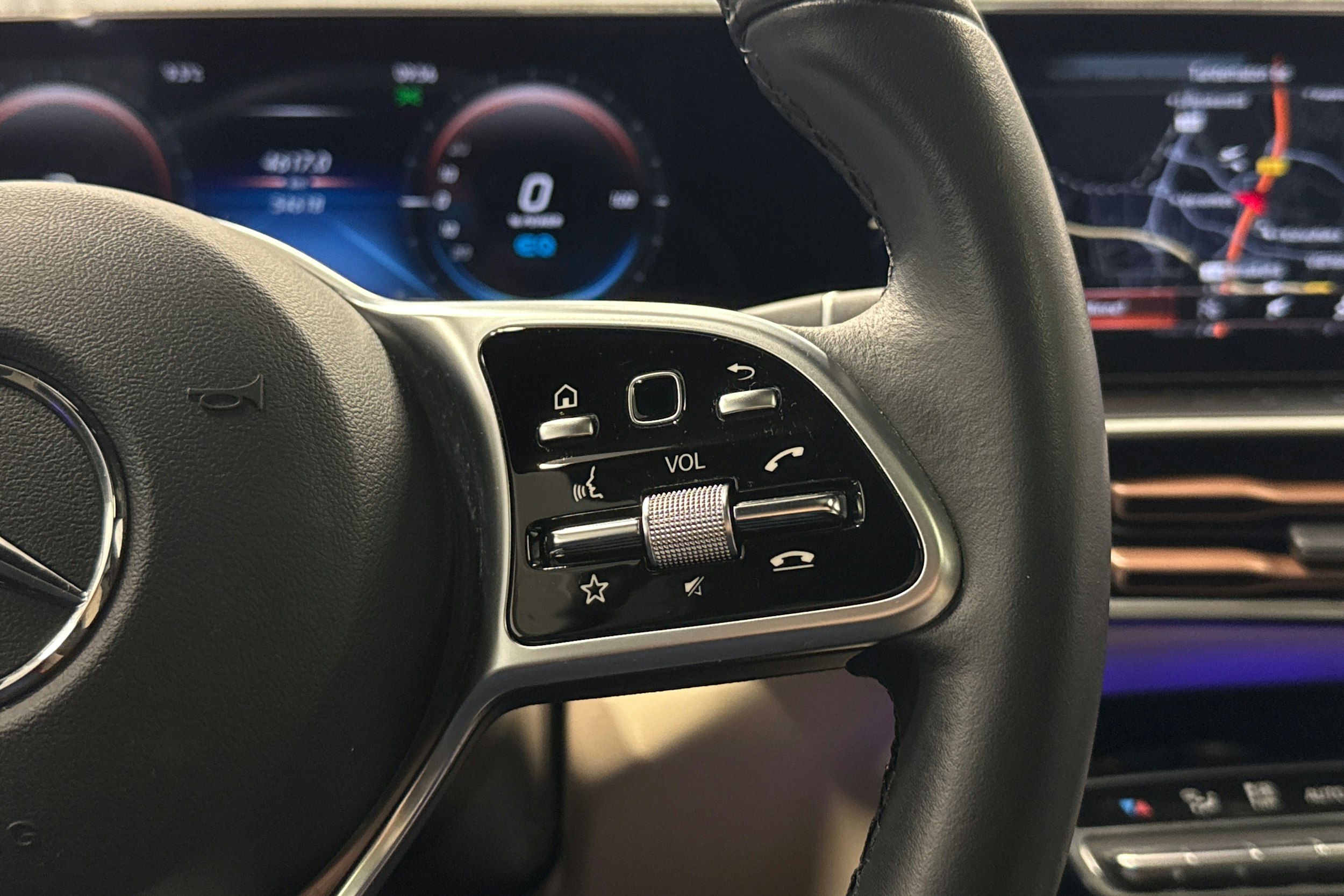 musta Mercedes-Benz EQC 2021 kuva 17.