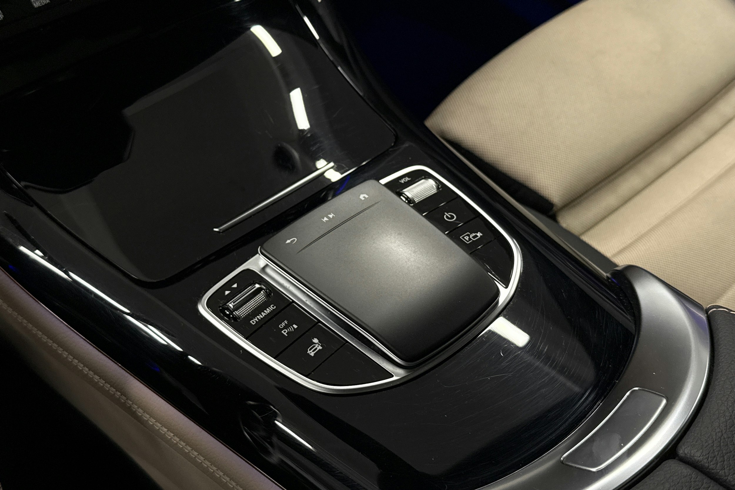 musta Mercedes-Benz EQC 2021 kuva 27.