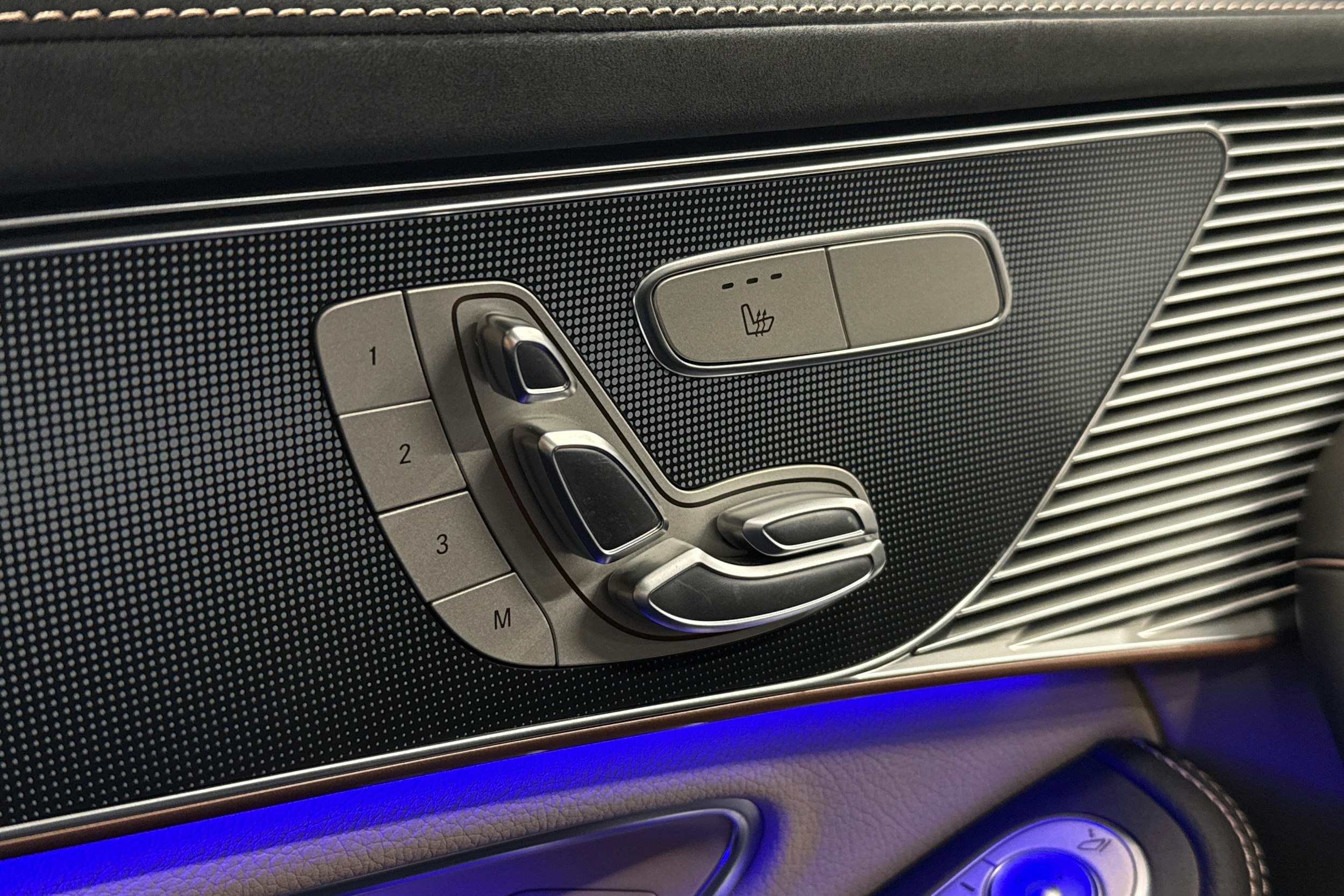 musta Mercedes-Benz EQC 2021 kuva 28.