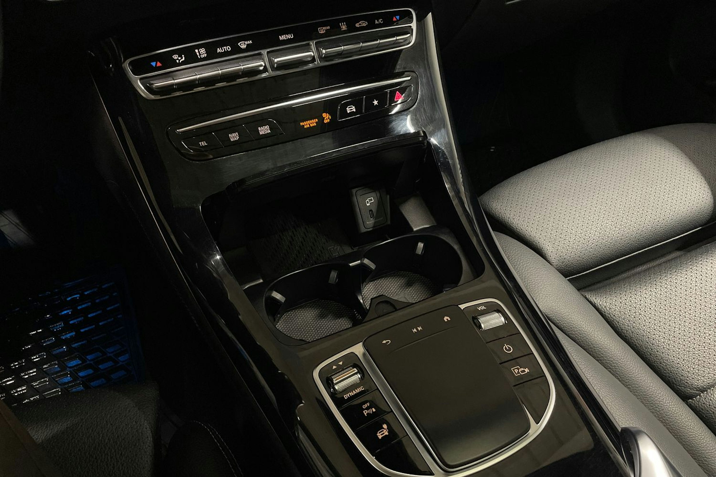 harmaa Mercedes-Benz EQC 2021 kuva 27.