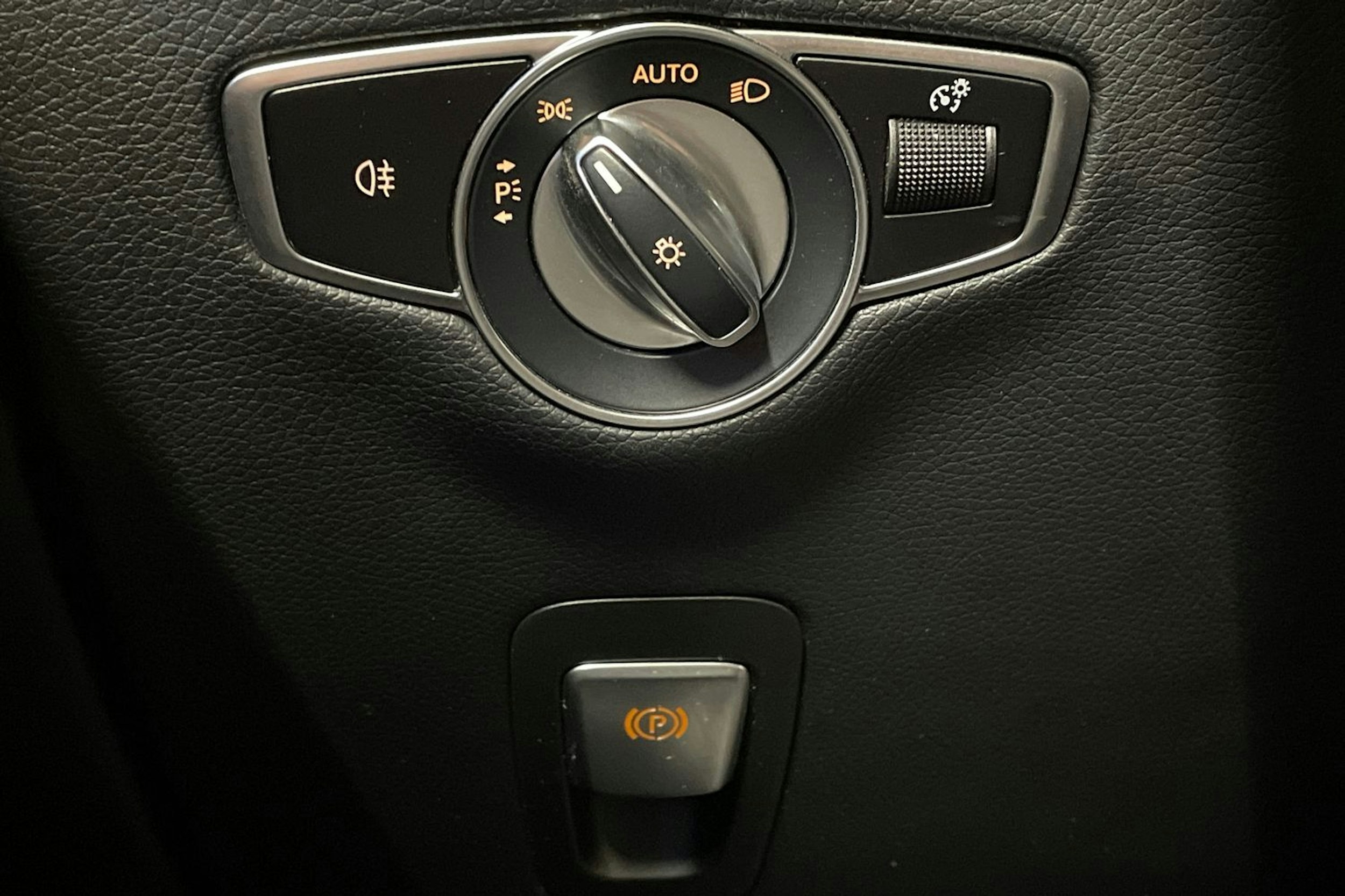 harmaa Mercedes-Benz EQC 2021 kuva 28.