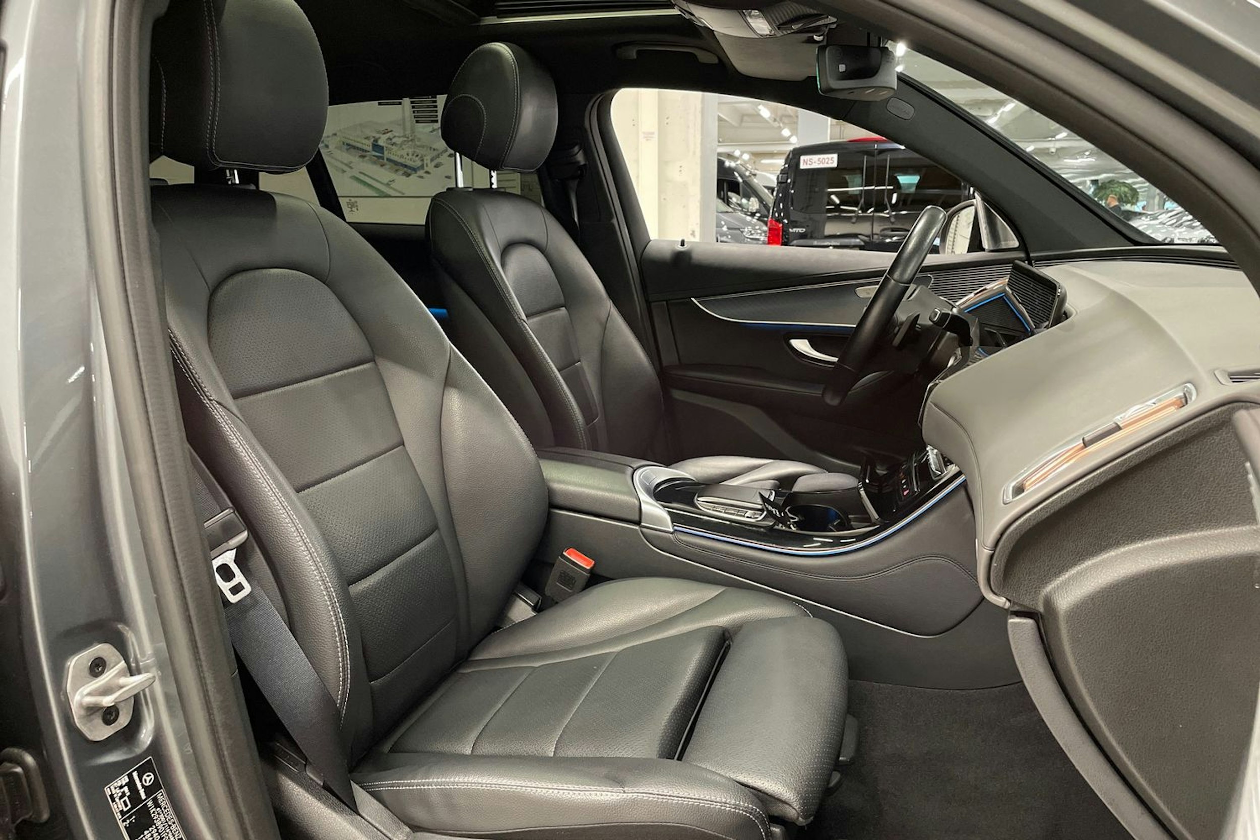 harmaa Mercedes-Benz EQC 2021 kuva 34.