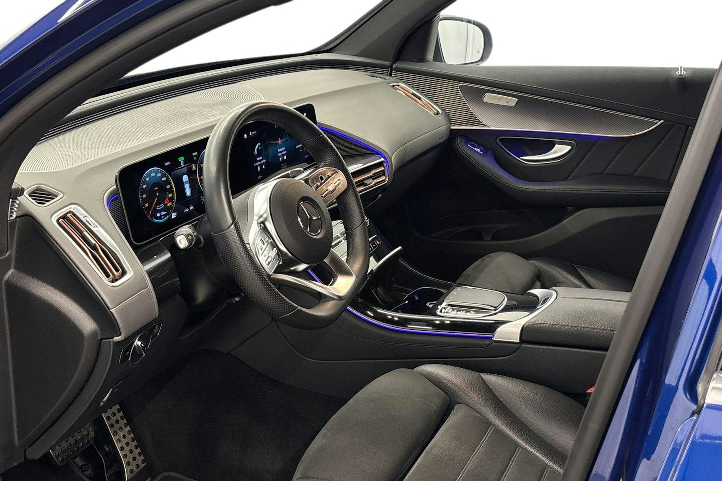 Sininen Mercedes-Benz EQC 2021 kuva 7.