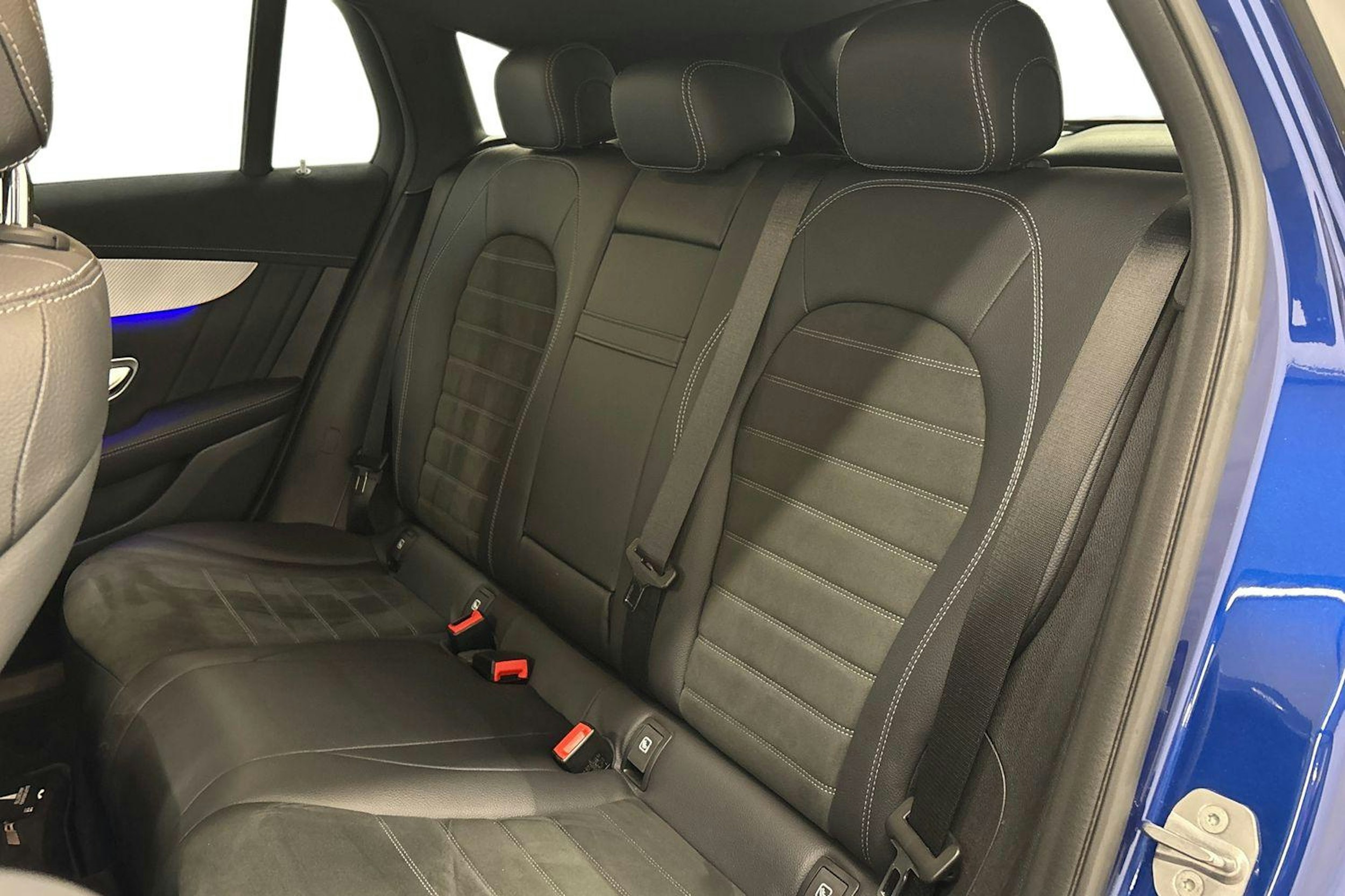 Sininen Mercedes-Benz EQC 2021 kuva 10.