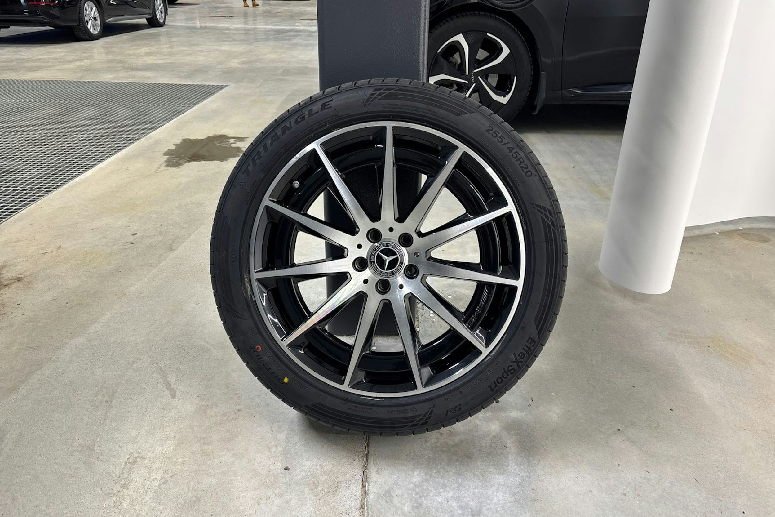 Sininen Mercedes-Benz EQC 2021 kuva 13.