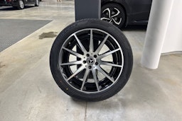 Sininen Mercedes-Benz EQC 2021 kuva 13.