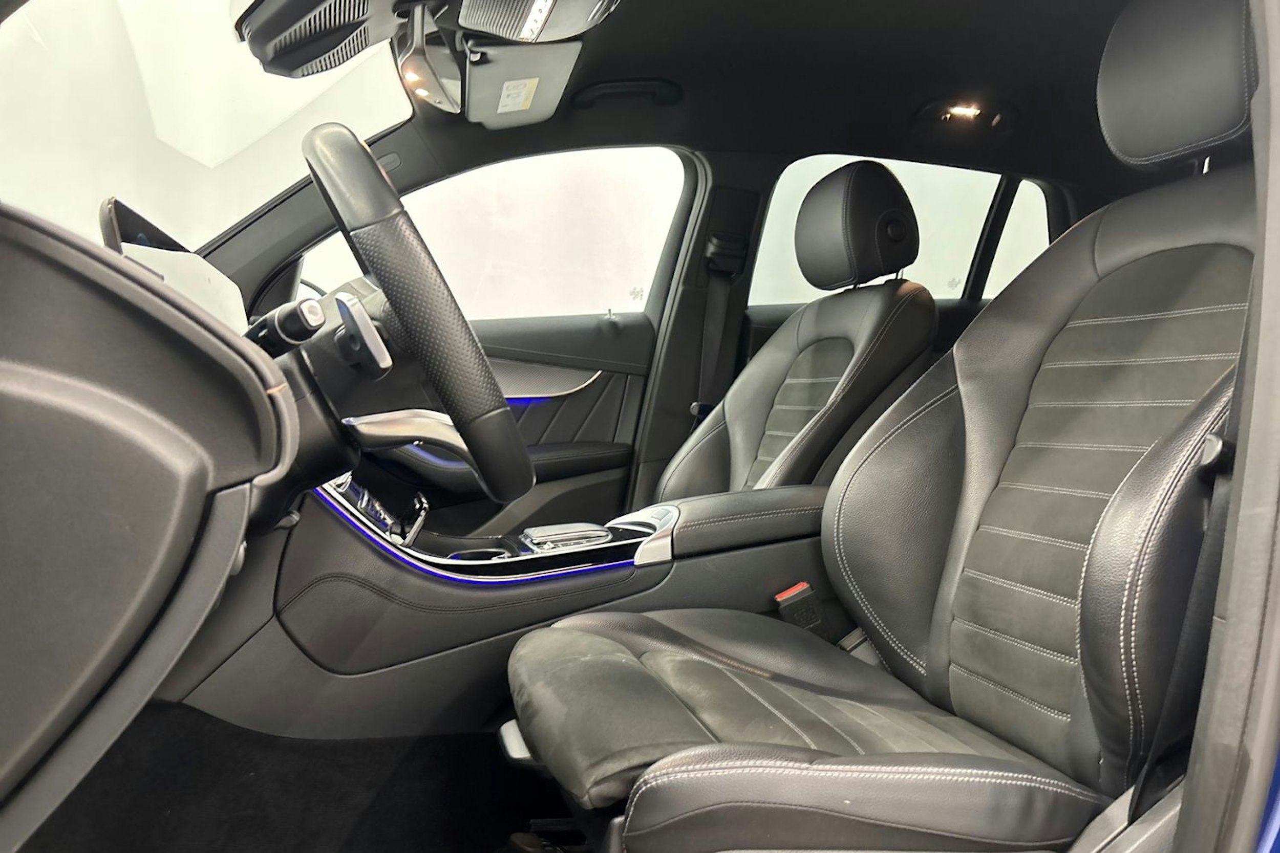 Sininen Mercedes-Benz EQC 2021 kuva 14.