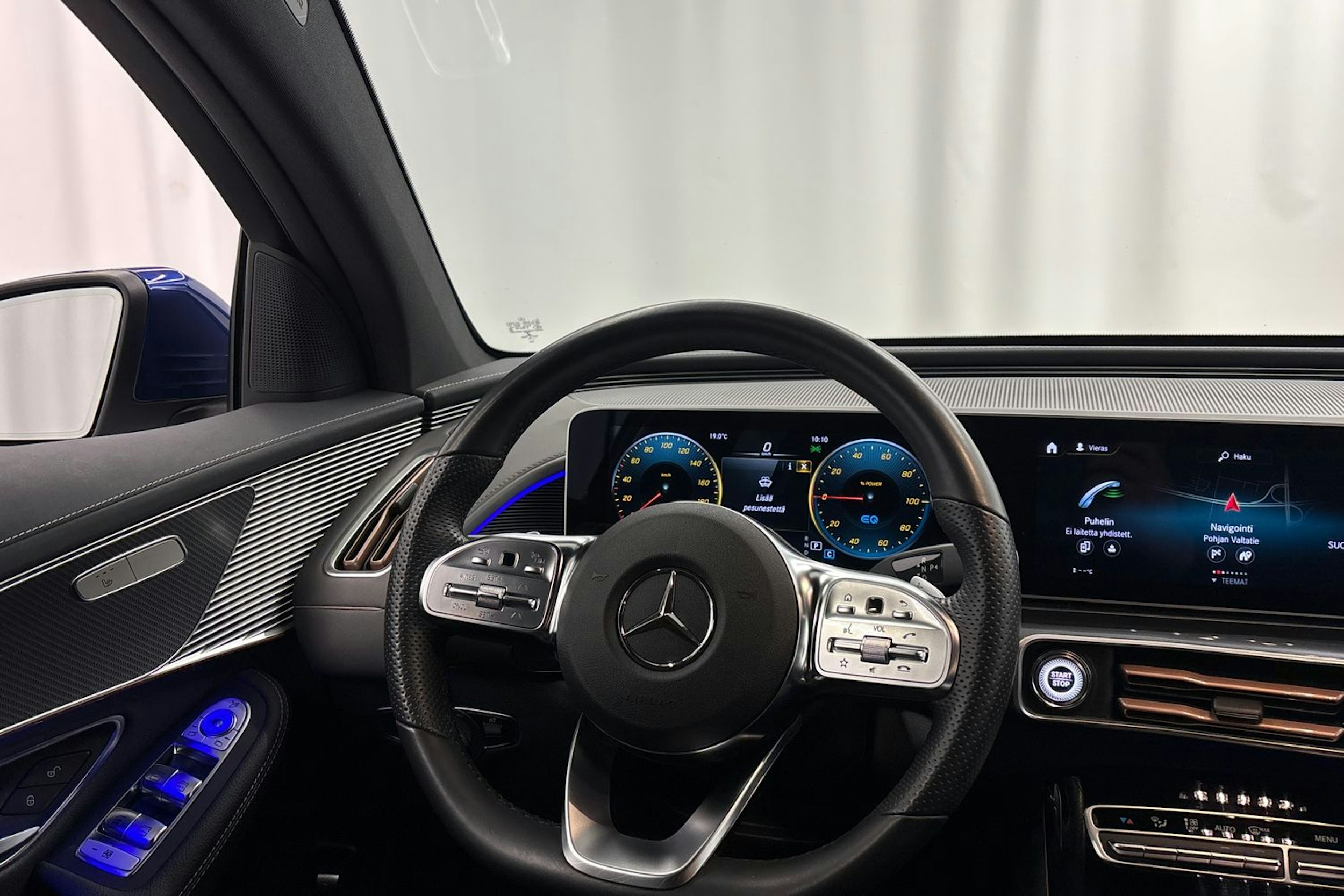 Sininen Mercedes-Benz EQC 2021 kuva 15.