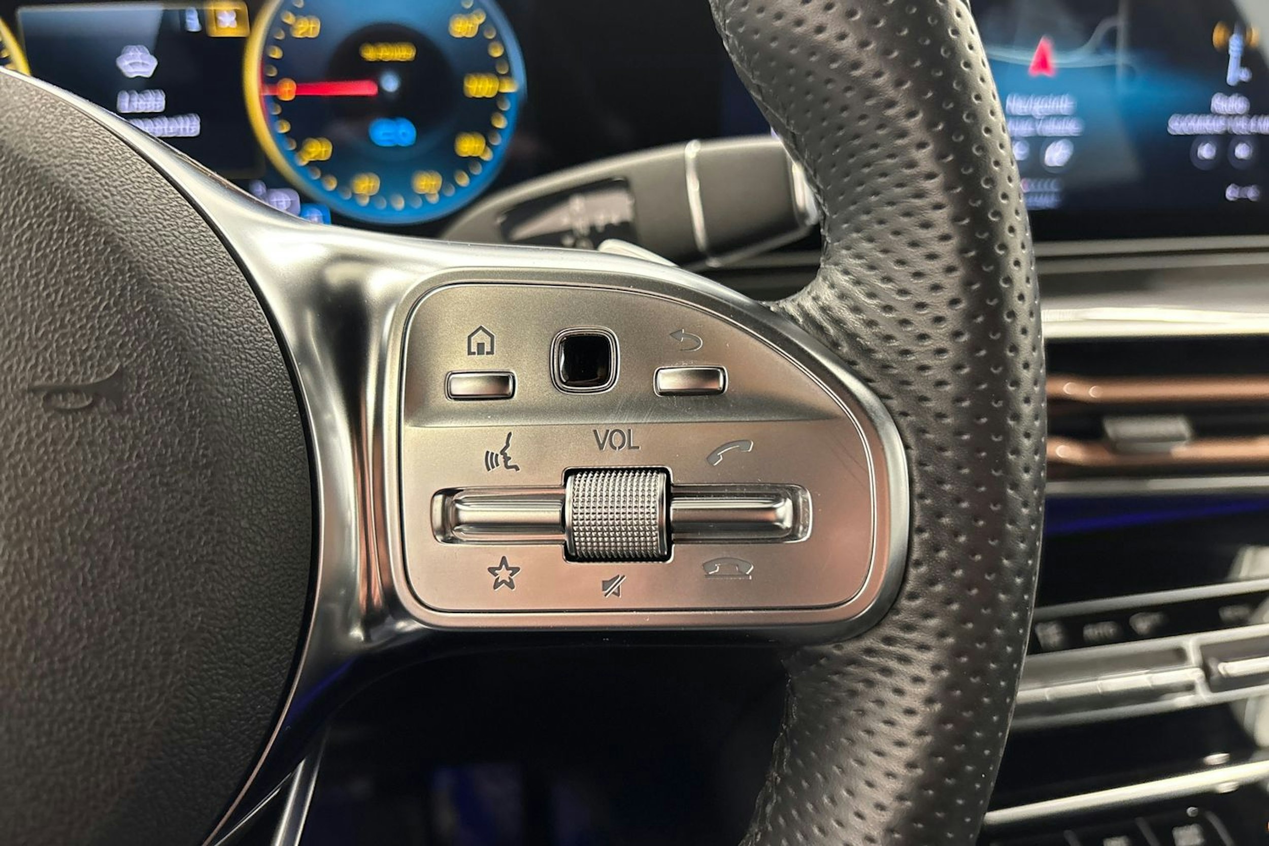 Sininen Mercedes-Benz EQC 2021 kuva 18.