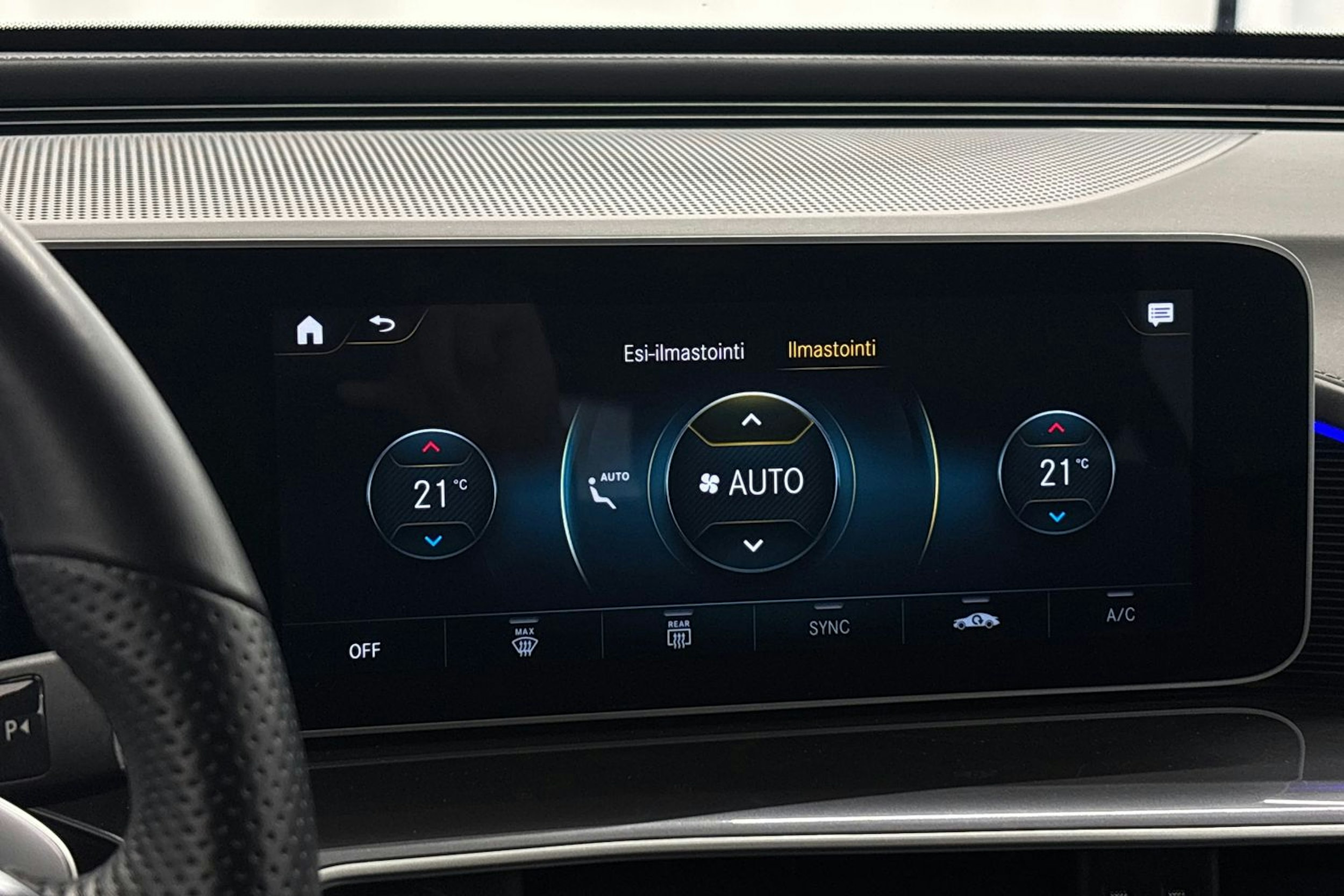 Sininen Mercedes-Benz EQC 2021 kuva 22.