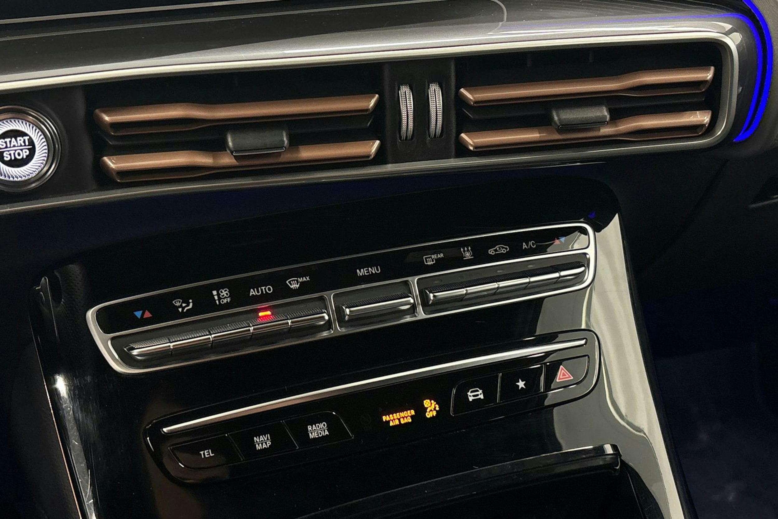 Sininen Mercedes-Benz EQC 2021 kuva 23.