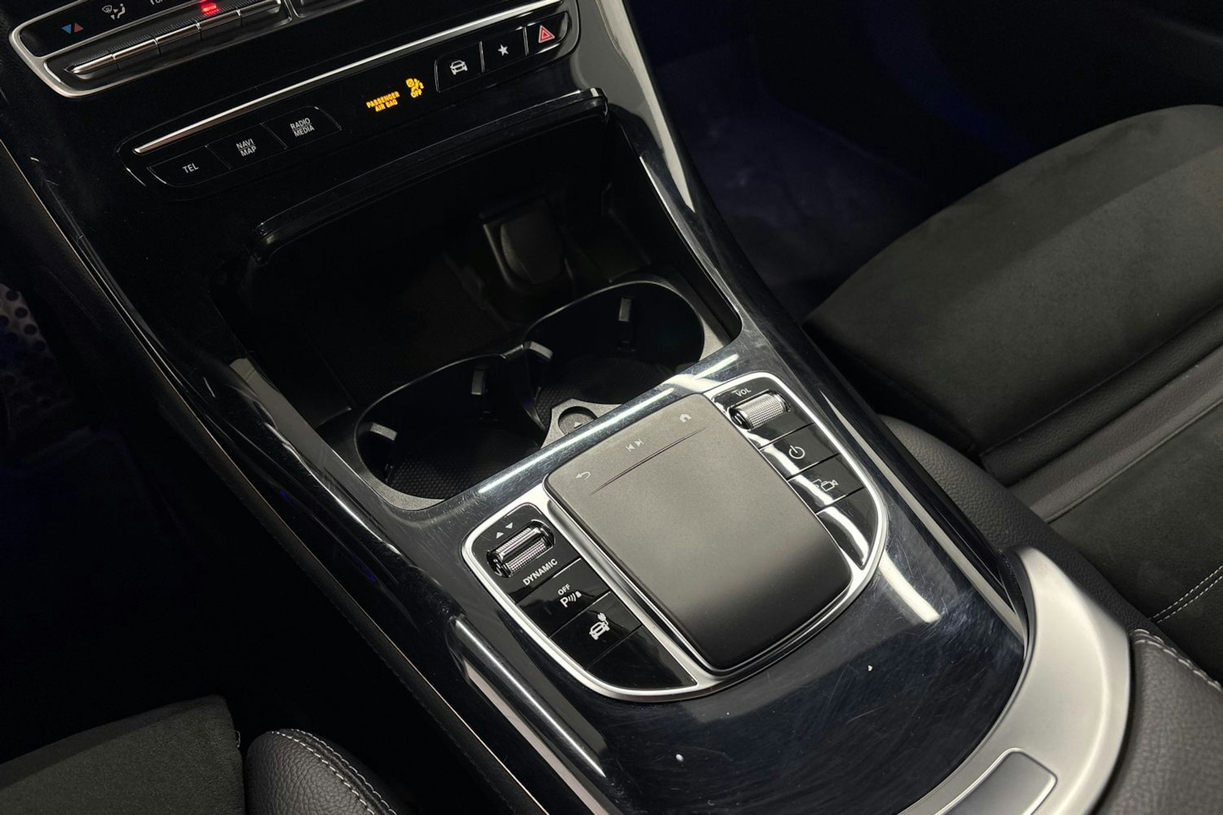 Sininen Mercedes-Benz EQC 2021 kuva 24.