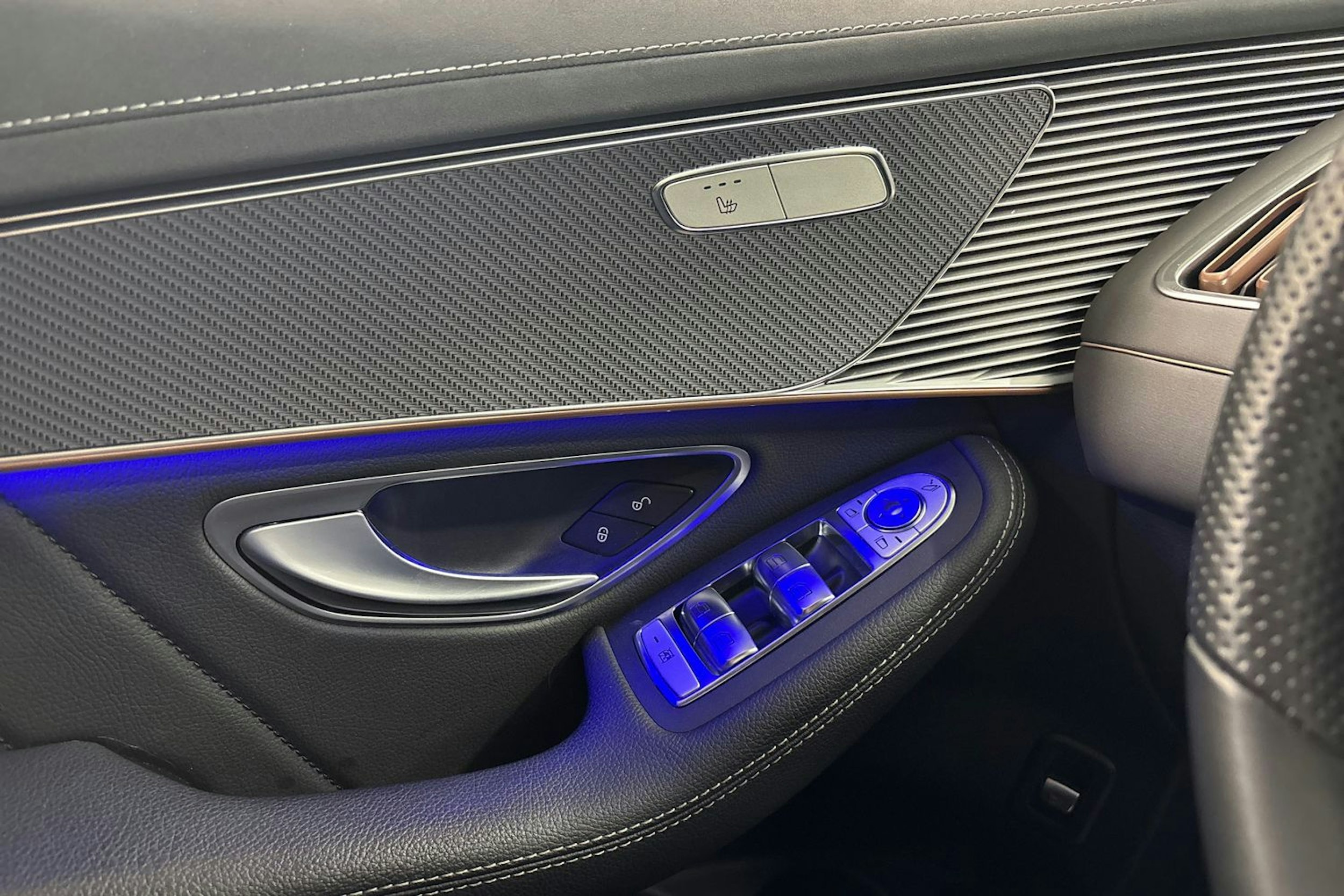 Sininen Mercedes-Benz EQC 2021 kuva 25.