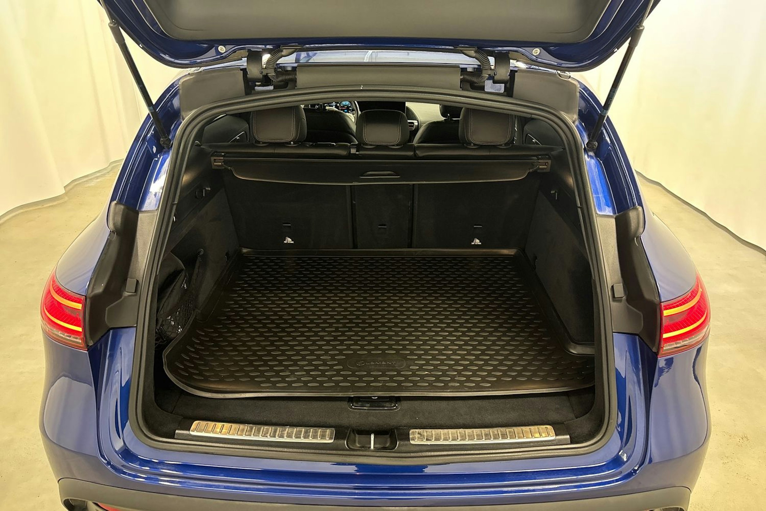 Sininen Mercedes-Benz EQC 2021 kuva 26.
