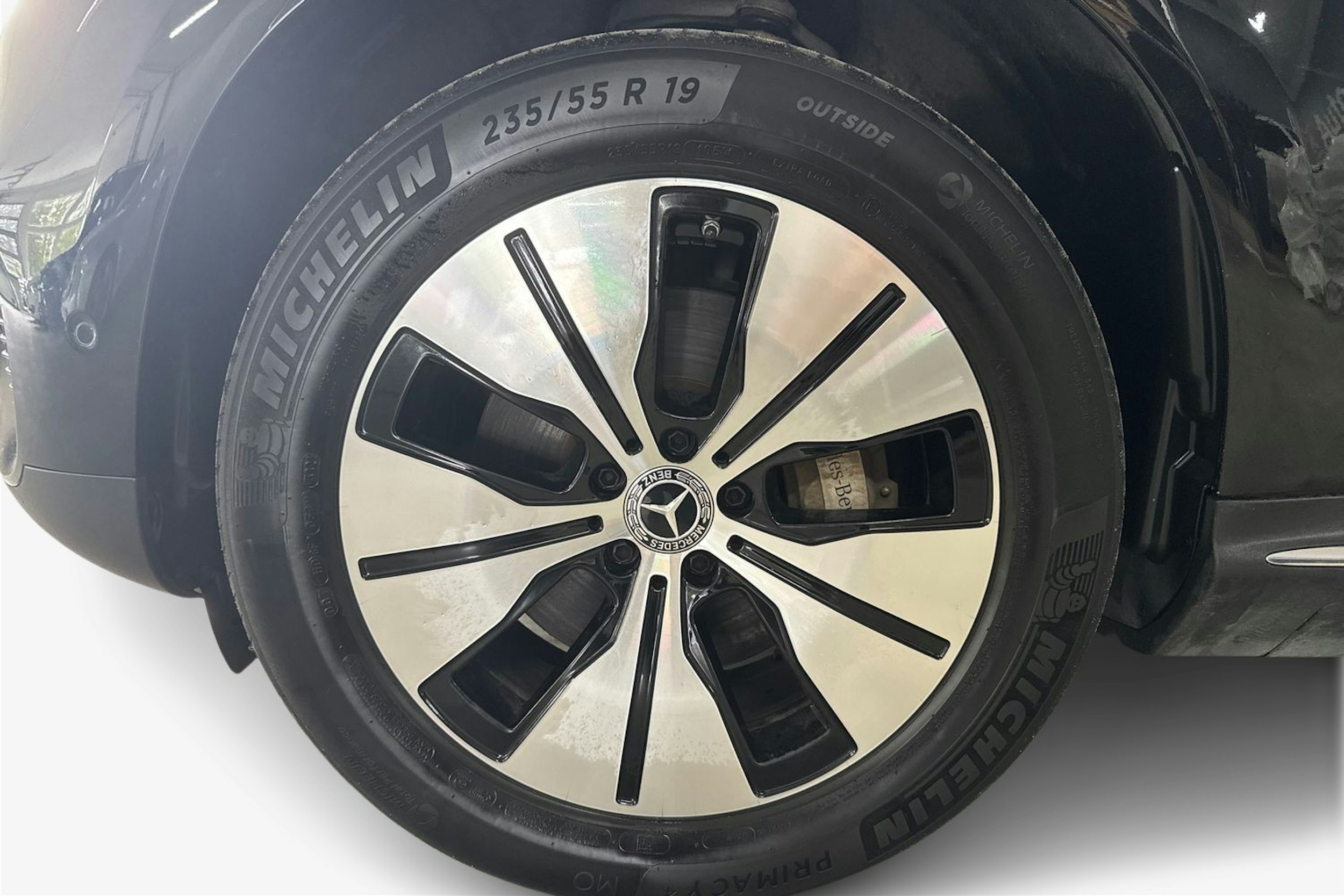 musta Mercedes-Benz EQC 2022 kuva 12.
