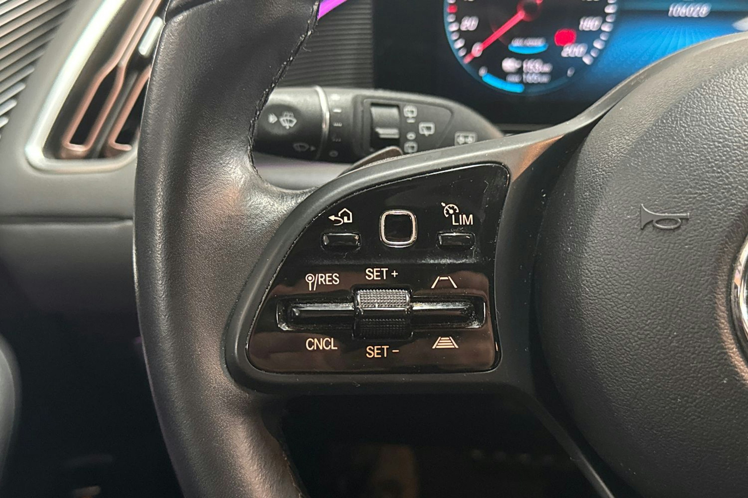 musta Mercedes-Benz EQC 2022 kuva 17.