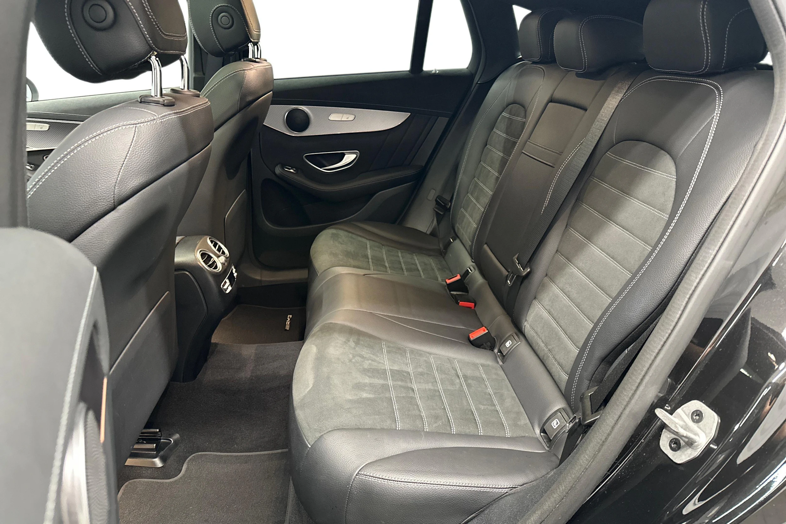 Musta Mercedes-Benz EQC 2022 kuva 8.