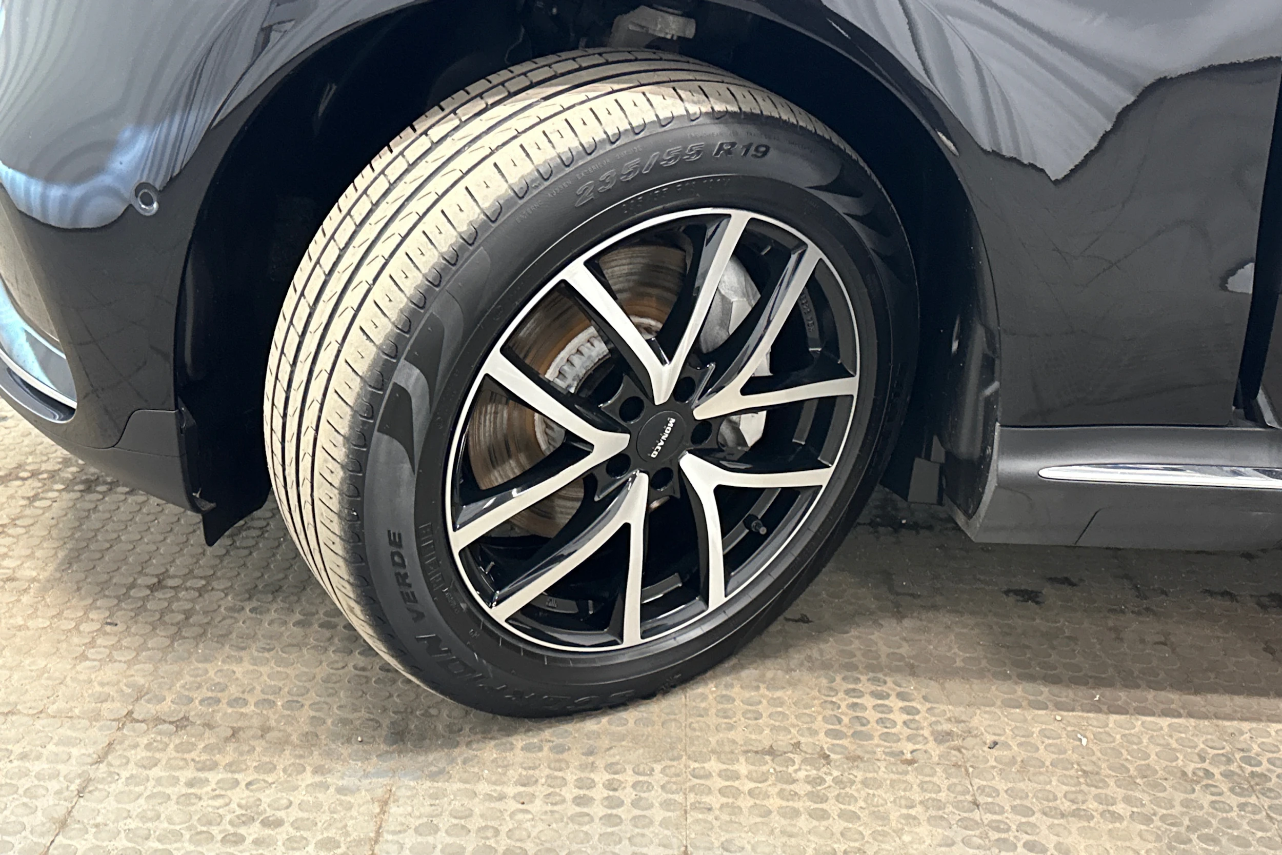 Musta Mercedes-Benz EQC 2022 kuva 10.