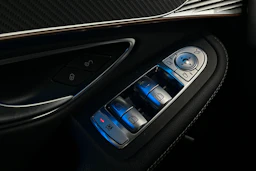 Musta Mercedes-Benz EQC 2022 kuva 14.