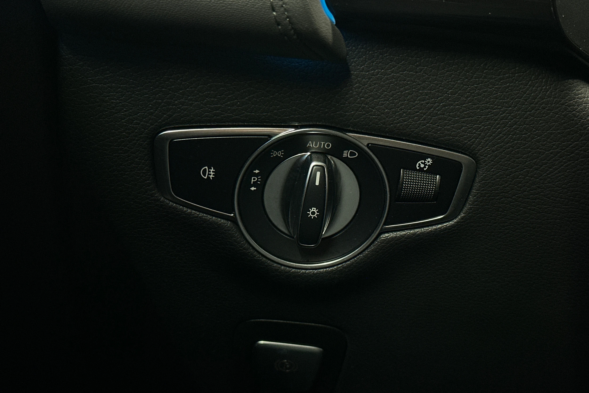 Musta Mercedes-Benz EQC 2022 kuva 15.