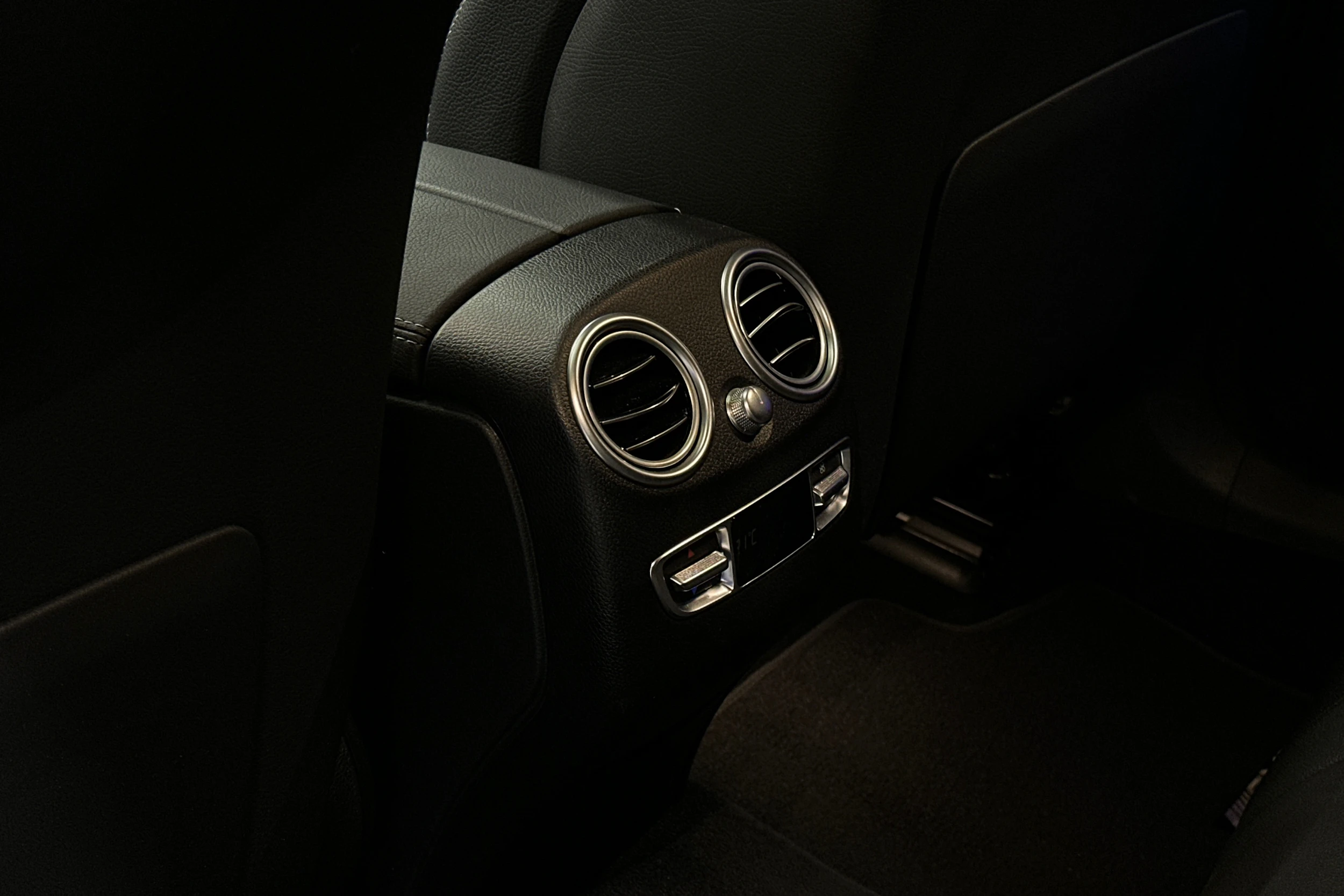 Musta Mercedes-Benz EQC 2022 kuva 32.