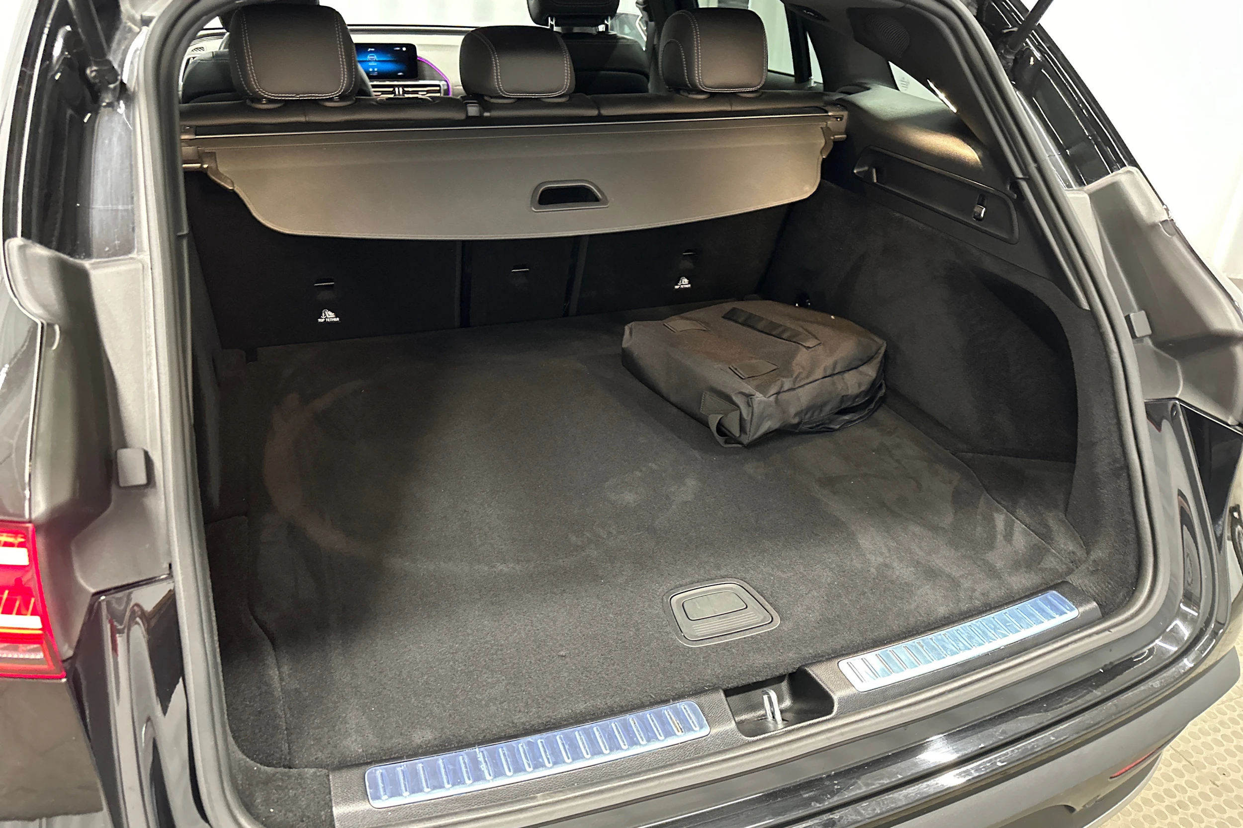 Musta Mercedes-Benz EQC 2022 kuva 35.