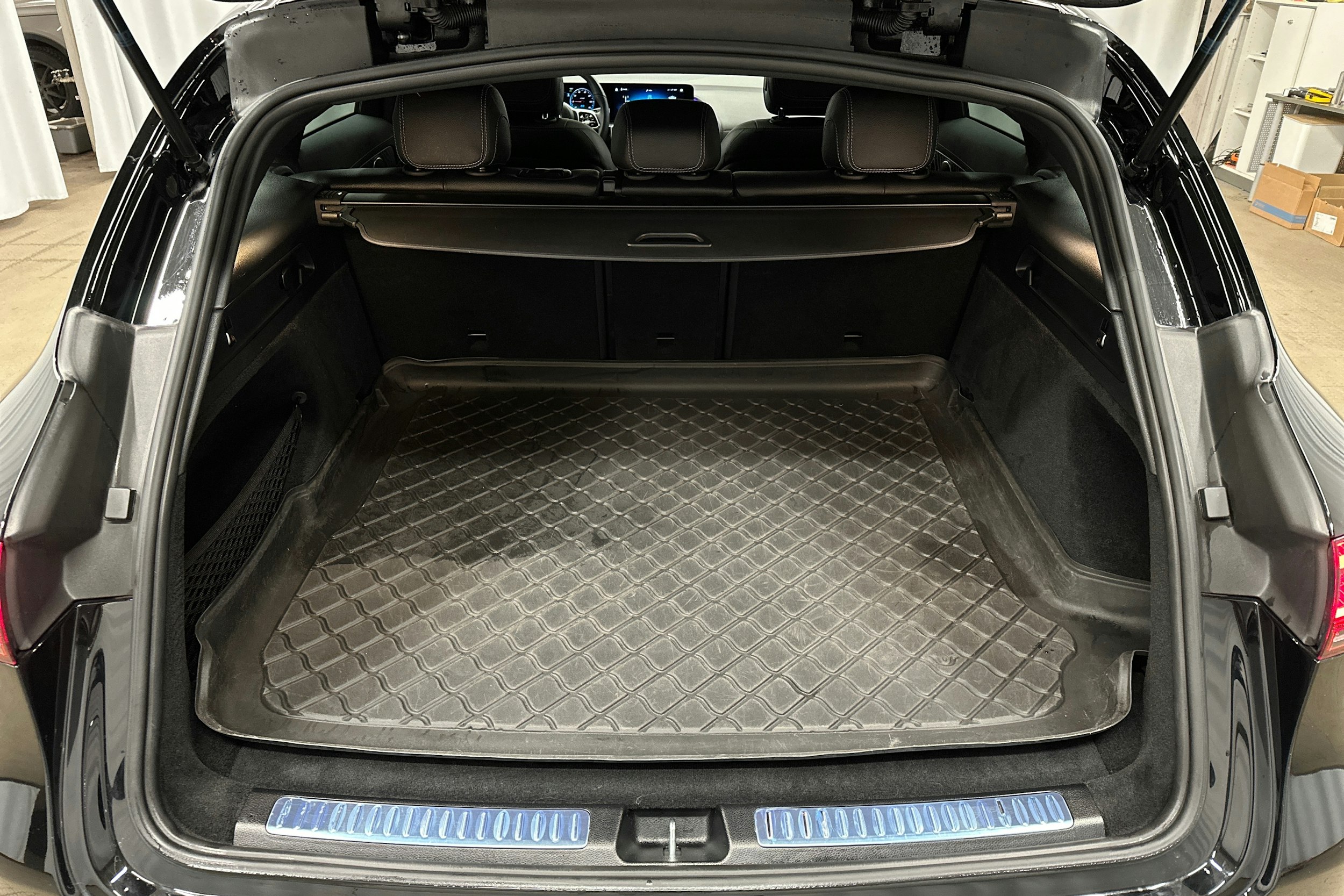 musta Mercedes-Benz EQC 2022 kuva 14.