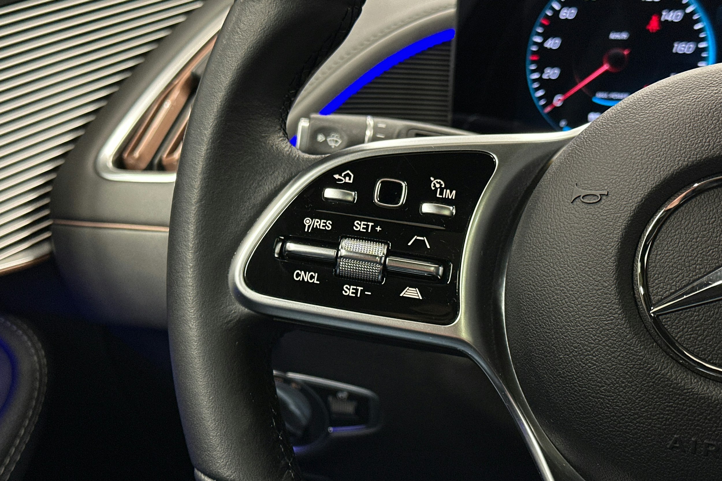 musta Mercedes-Benz EQC 2022 kuva 18.