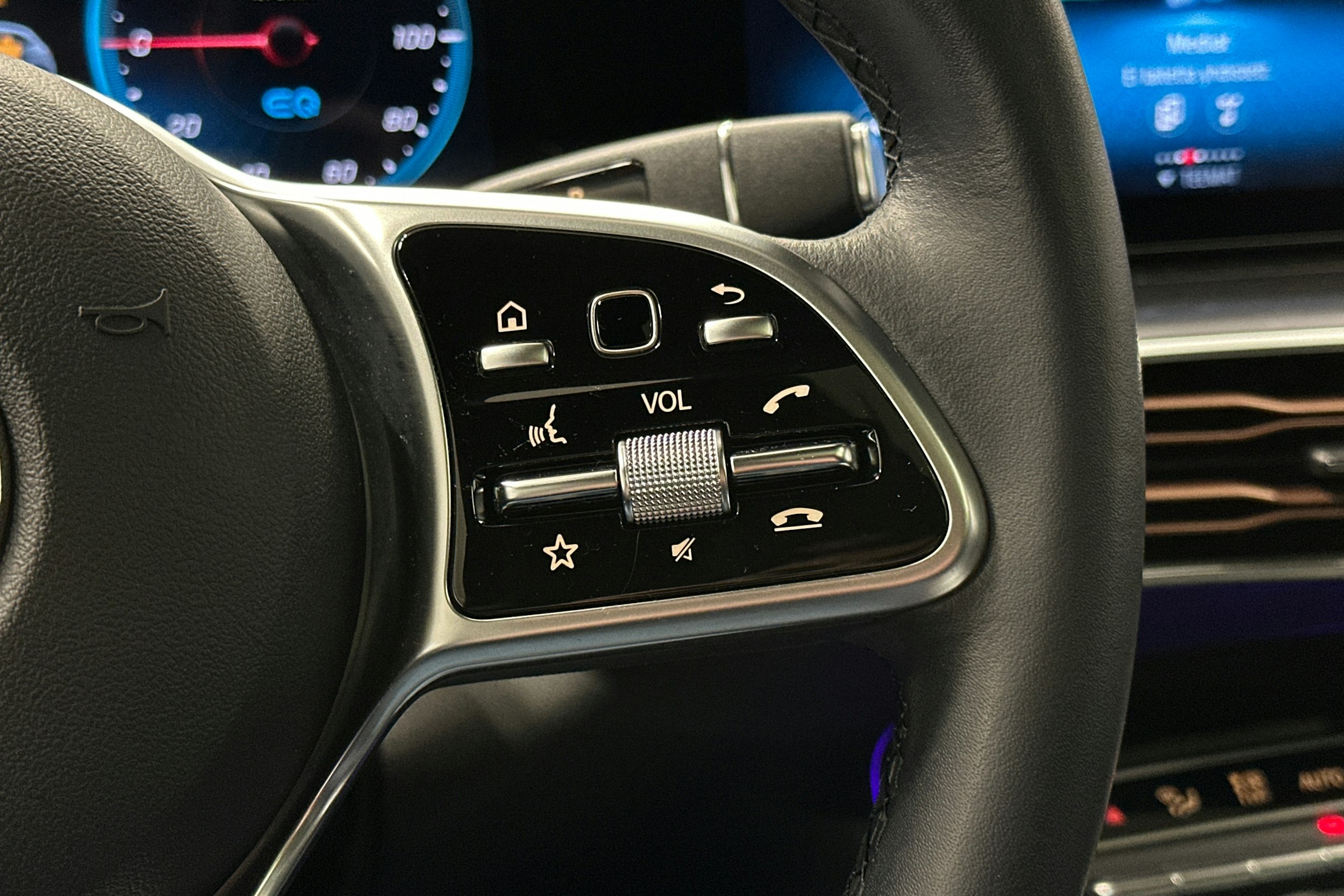 musta Mercedes-Benz EQC 2022 kuva 19.