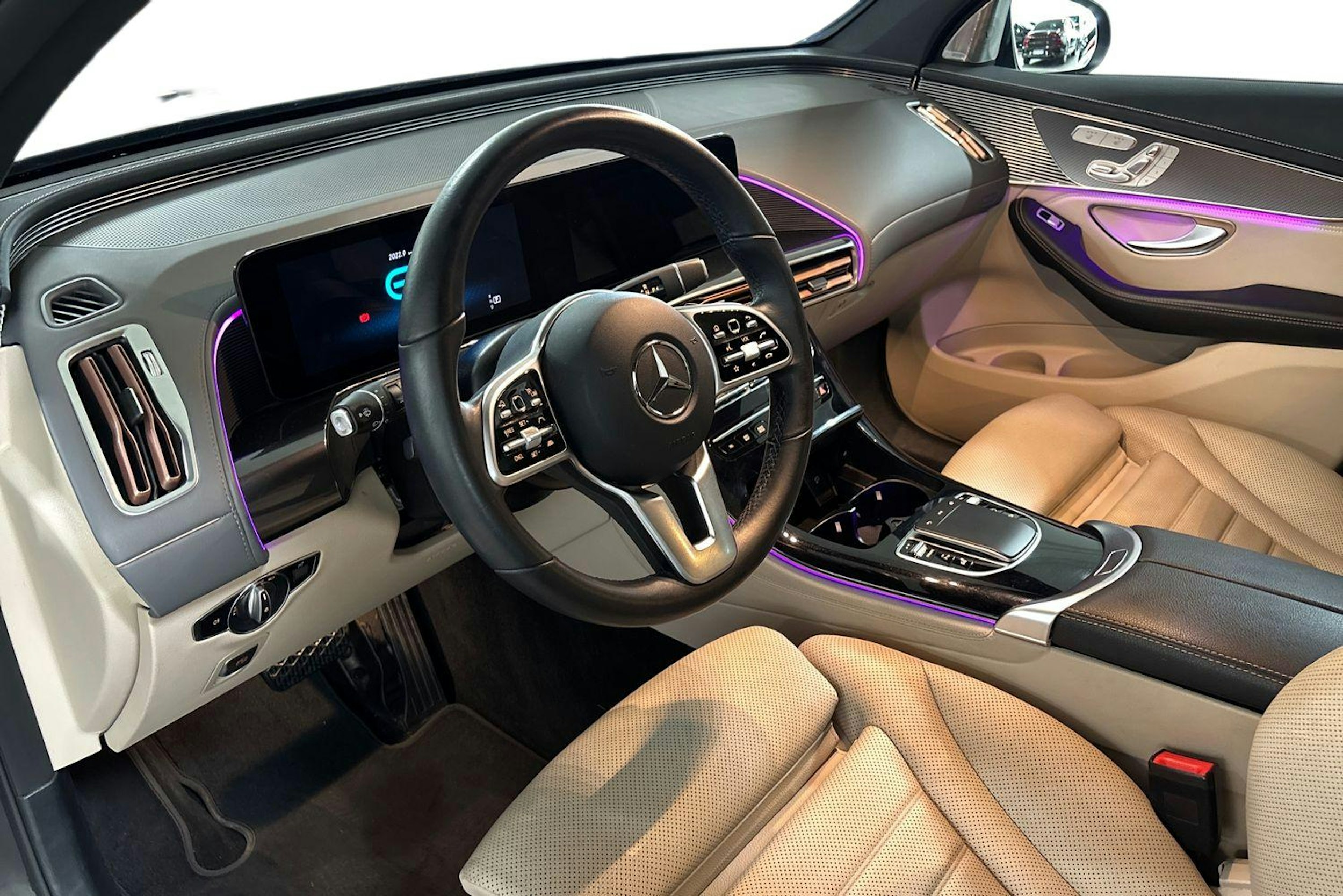 Musta Mercedes-Benz EQC 2022 kuva 6.