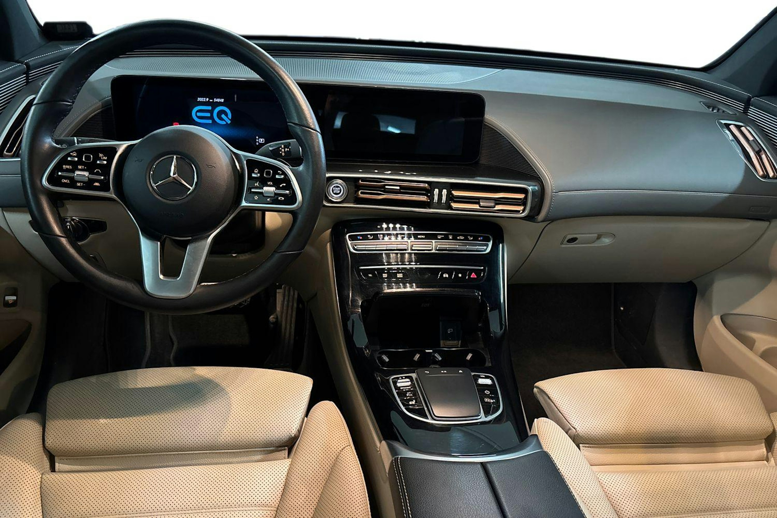 Musta Mercedes-Benz EQC 2022 kuva 7.