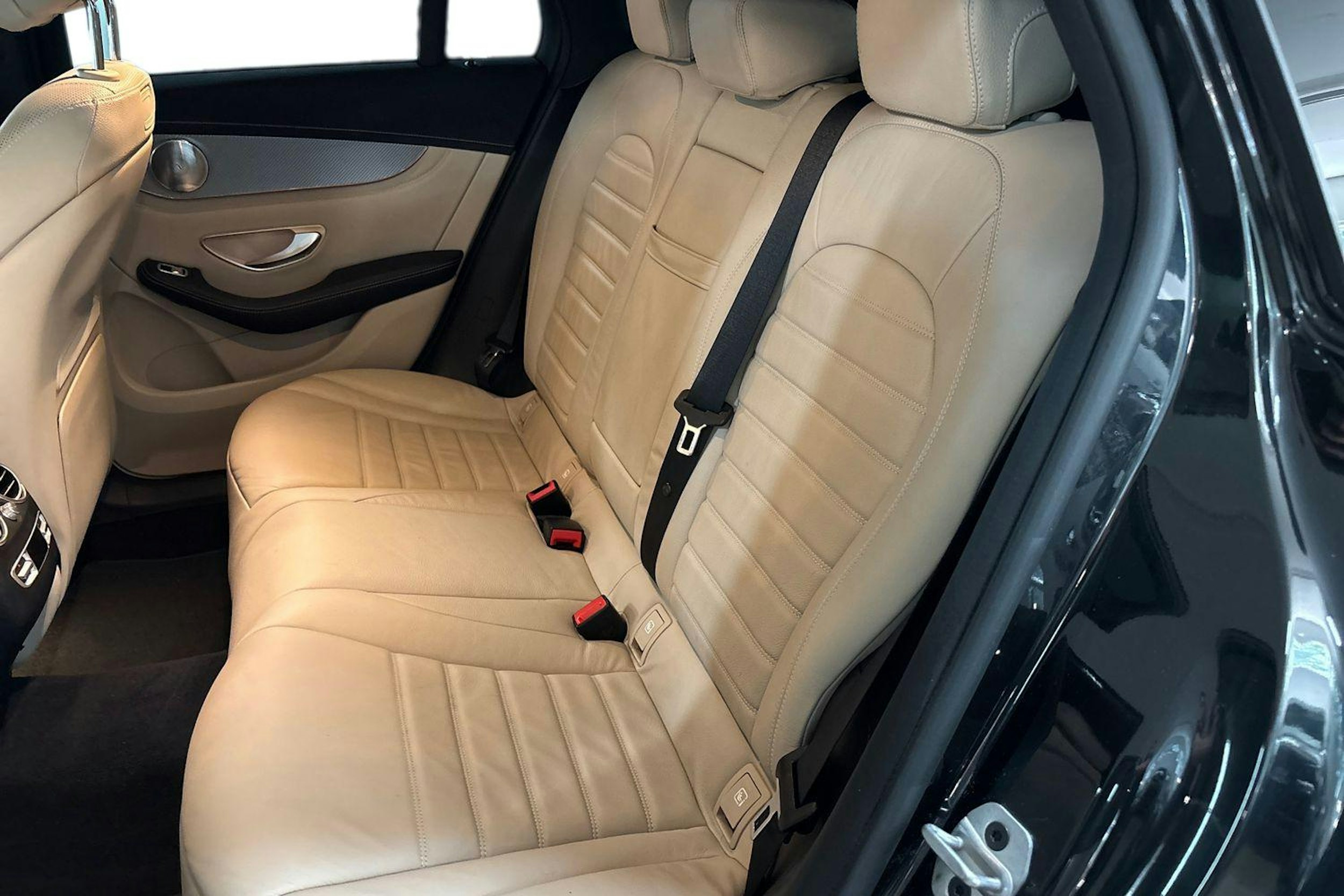 Musta Mercedes-Benz EQC 2022 kuva 8.