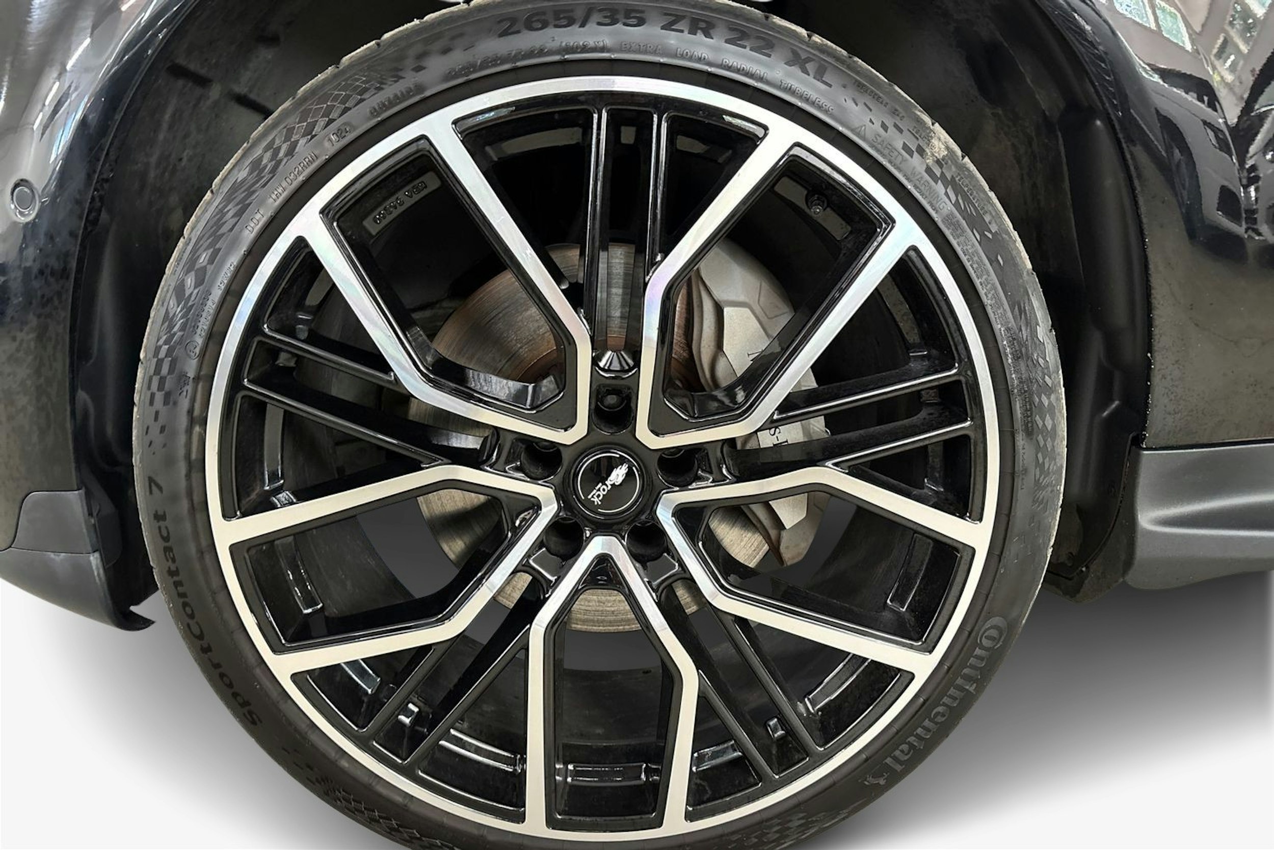Musta Mercedes-Benz EQC 2022 kuva 9.