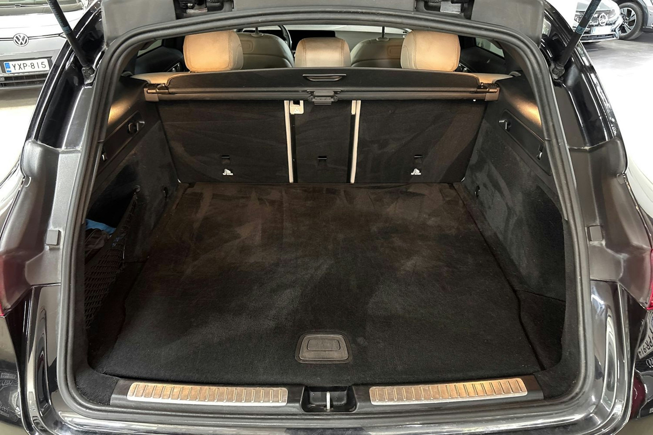 Musta Mercedes-Benz EQC 2022 kuva 11.
