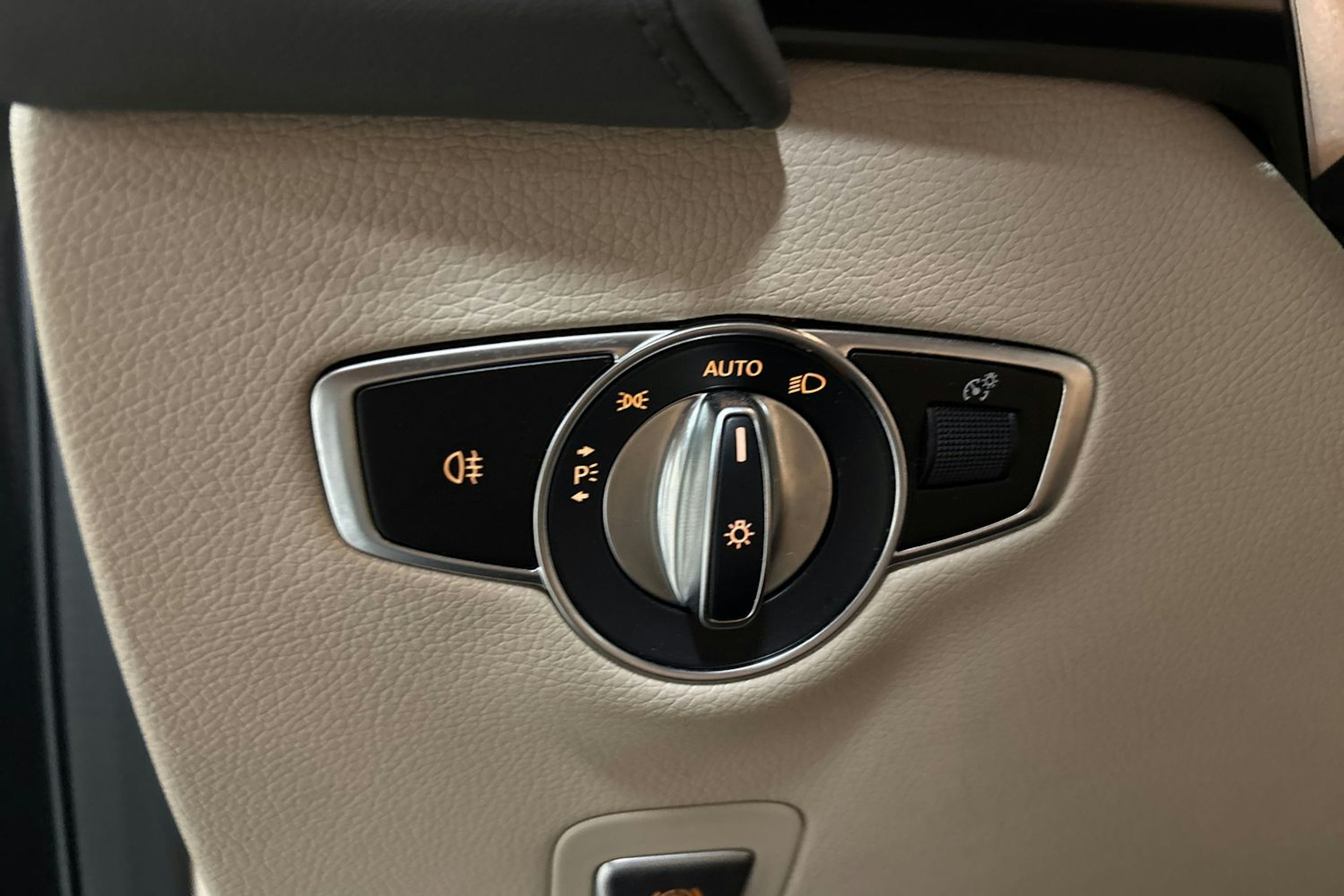 Musta Mercedes-Benz EQC 2022 kuva 13.