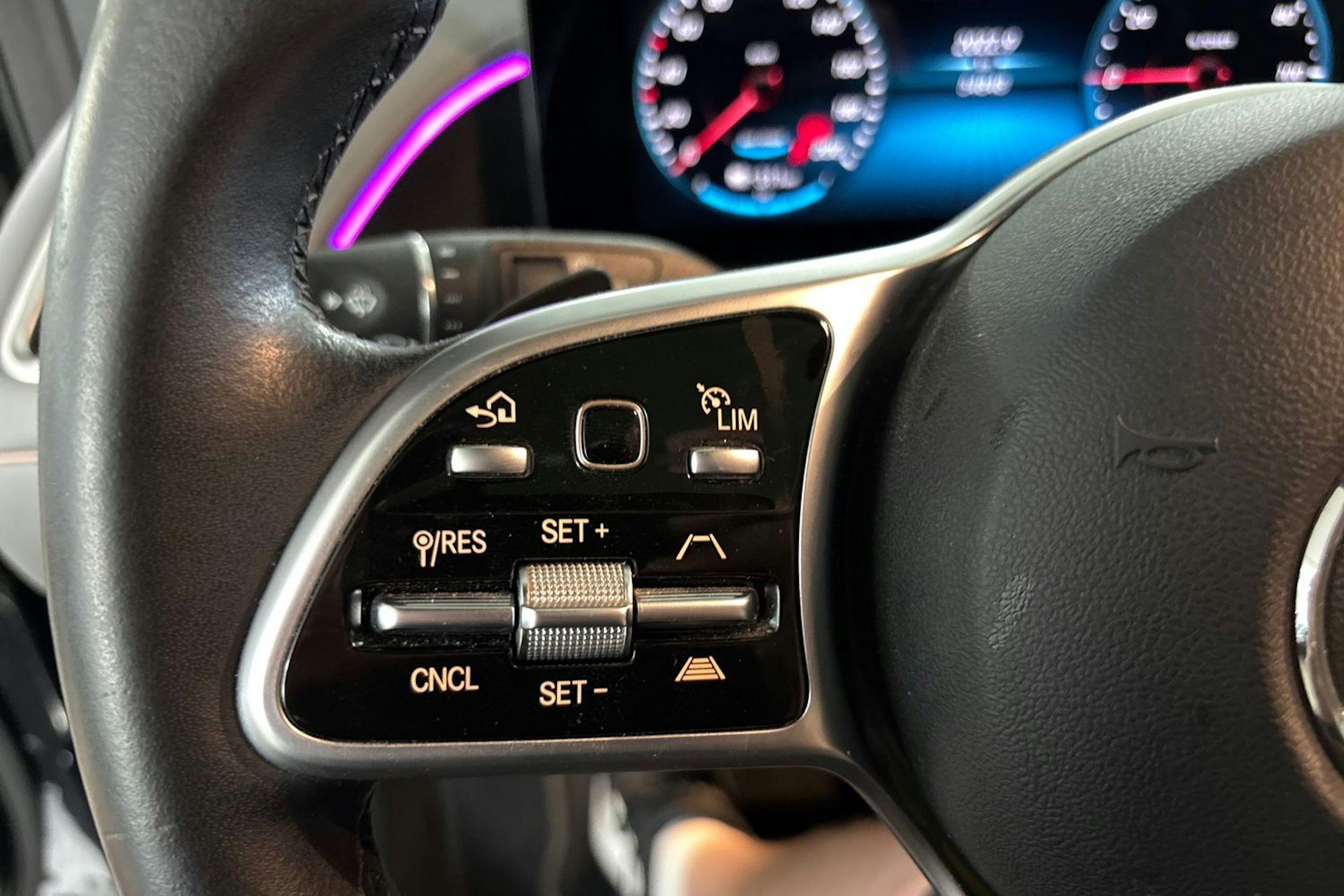 Musta Mercedes-Benz EQC 2022 kuva 15.