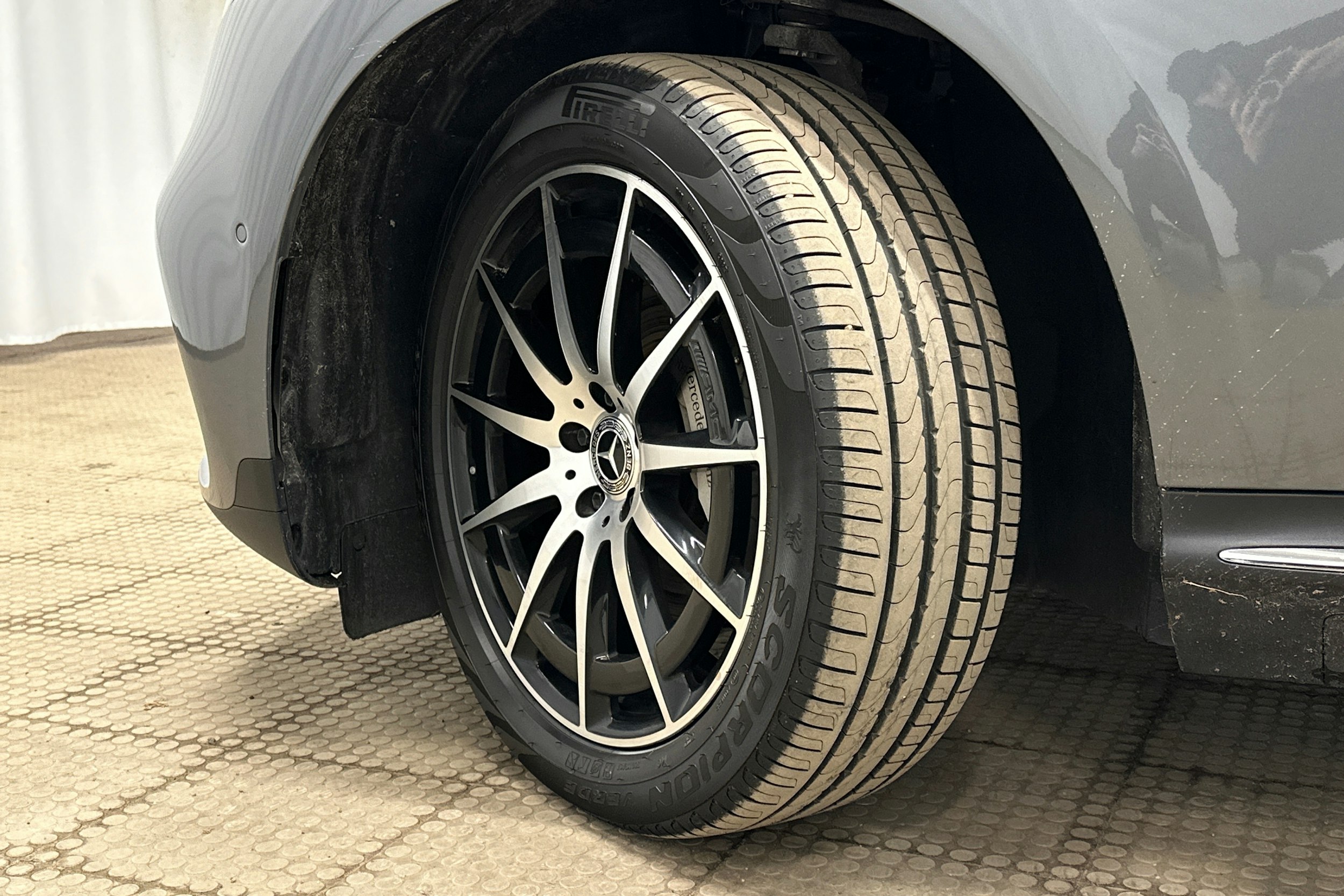 harmaa Mercedes-Benz EQC 2022 kuva 13.