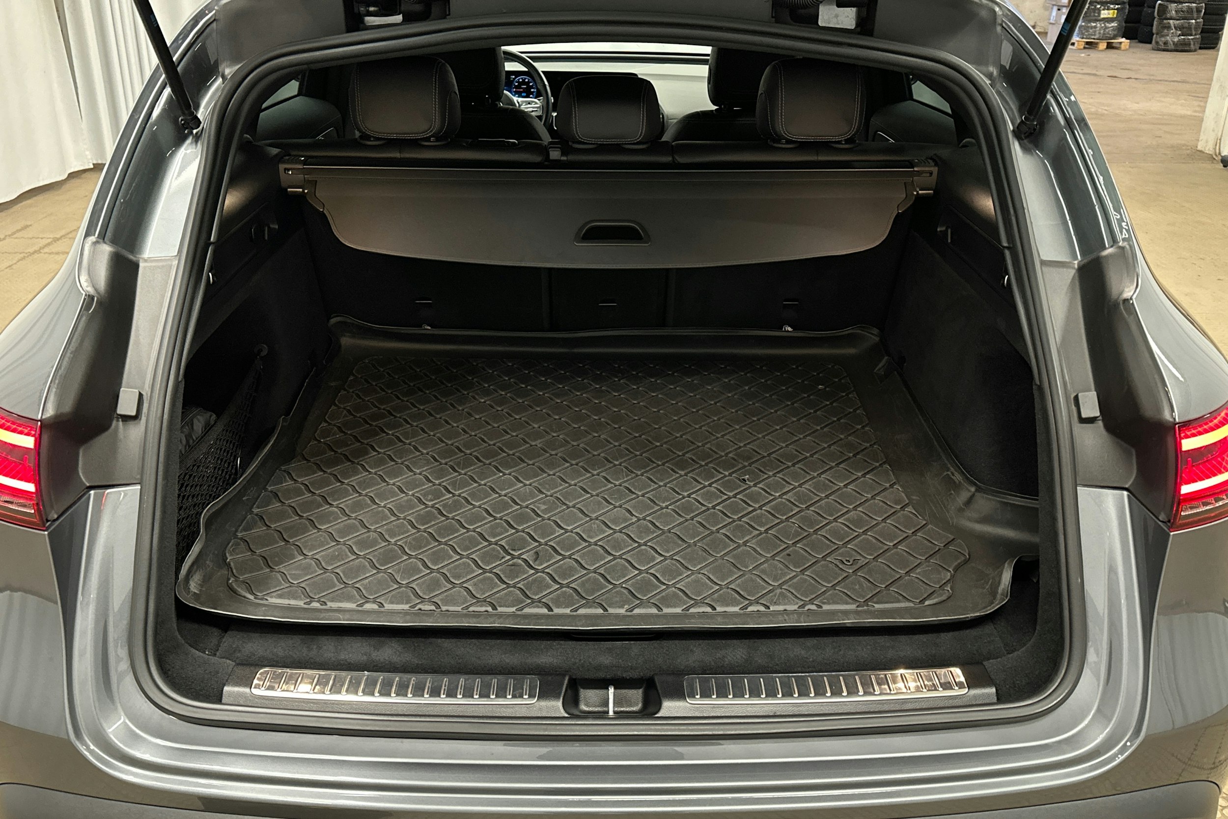 harmaa Mercedes-Benz EQC 2022 kuva 14.