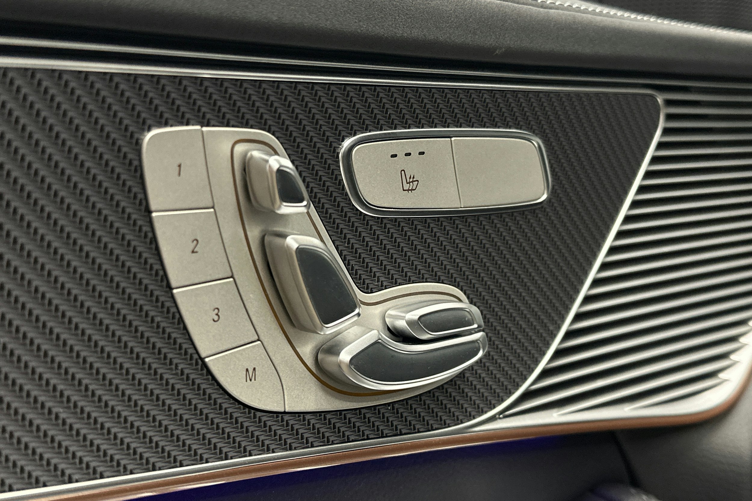 harmaa Mercedes-Benz EQC 2022 kuva 17.