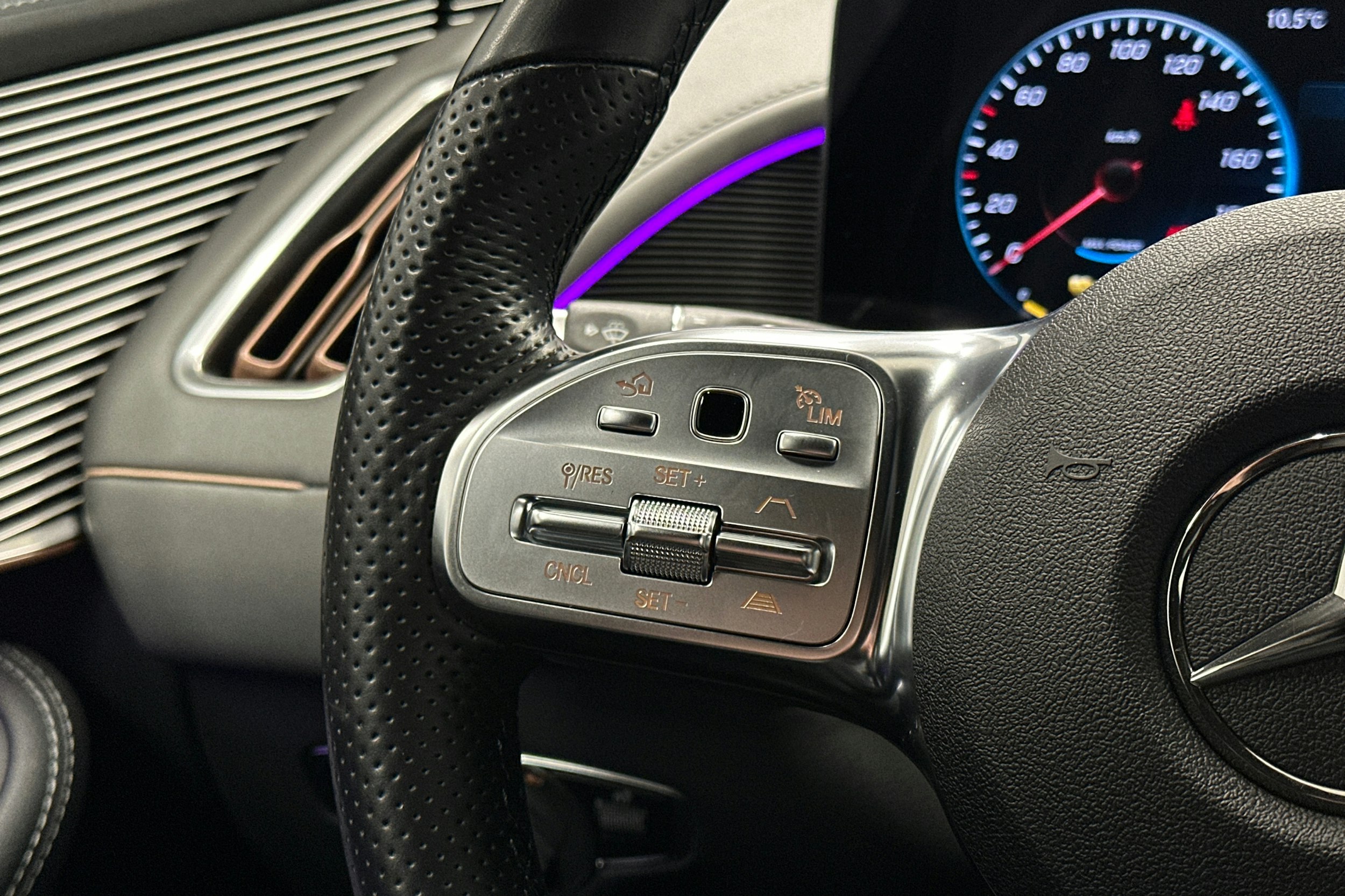 harmaa Mercedes-Benz EQC 2022 kuva 20.