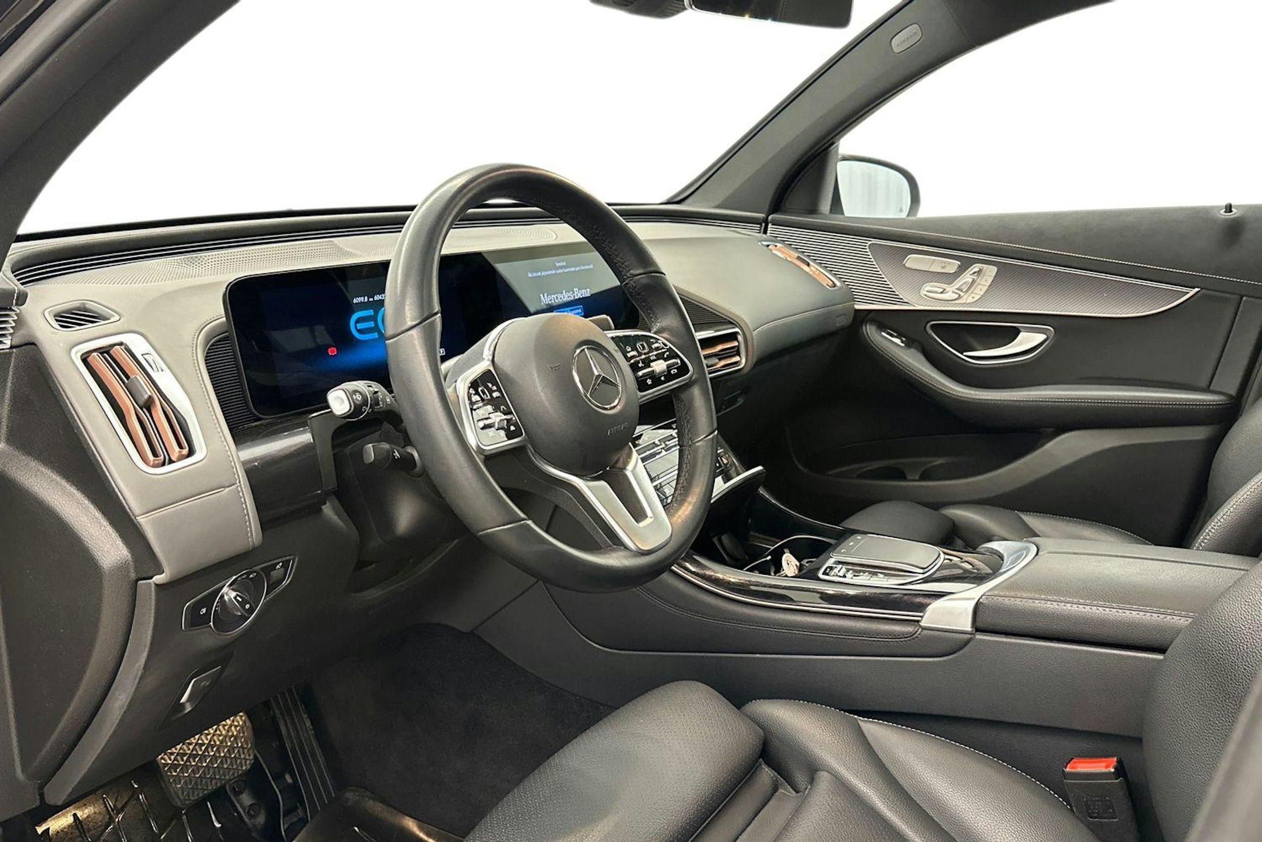 Musta Mercedes-Benz EQC 2022 kuva 7.