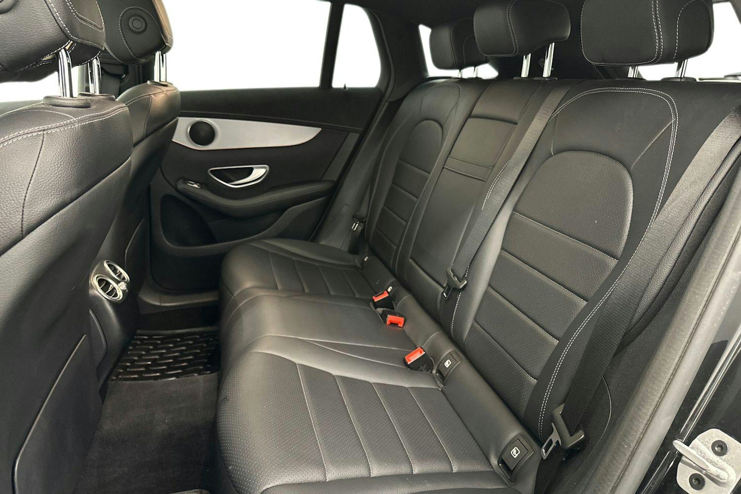 Musta Mercedes-Benz EQC 2022 kuva 10.